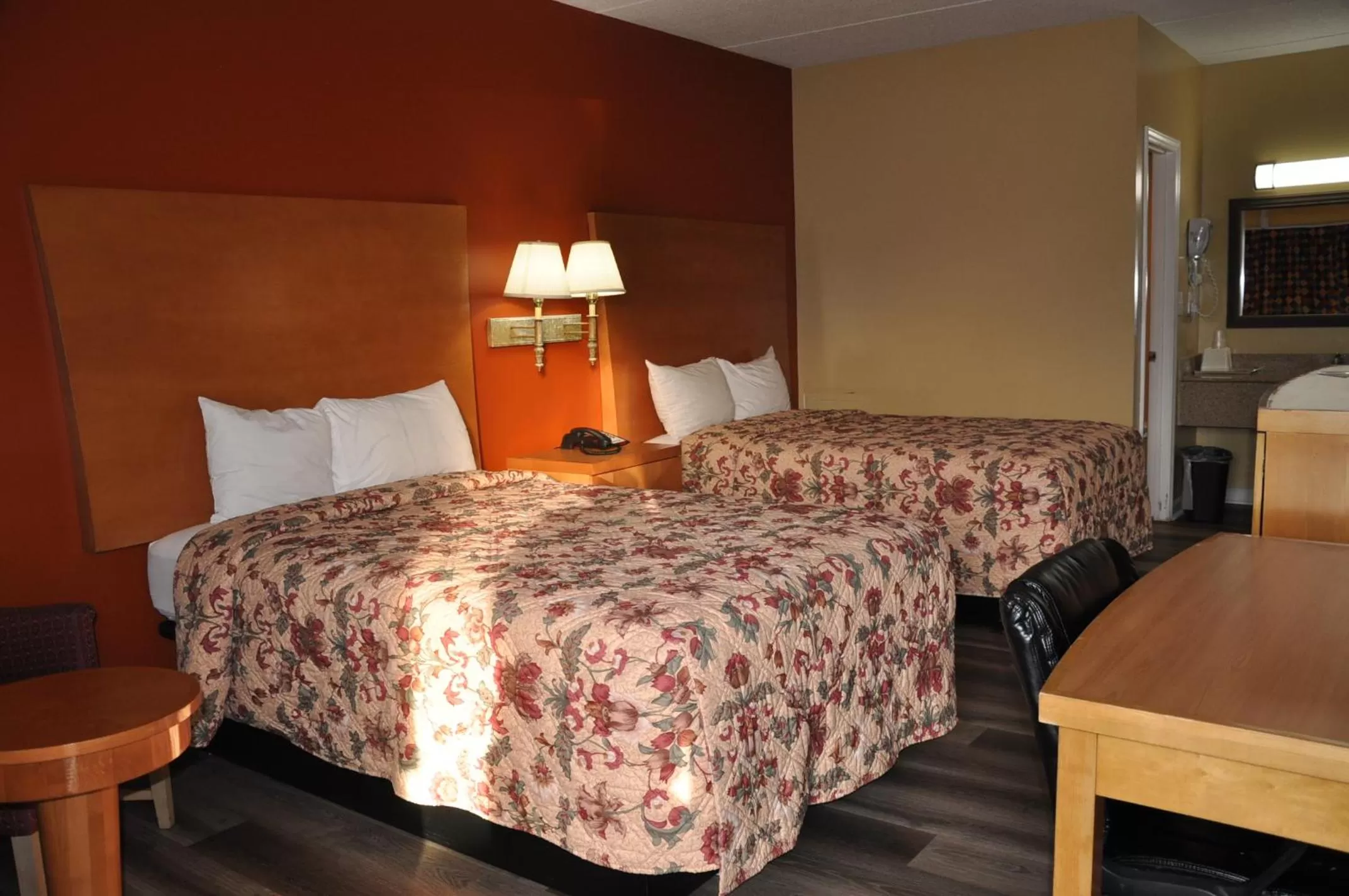 Photo of the whole room, Bed in Best Rest Inn - Jacksonville