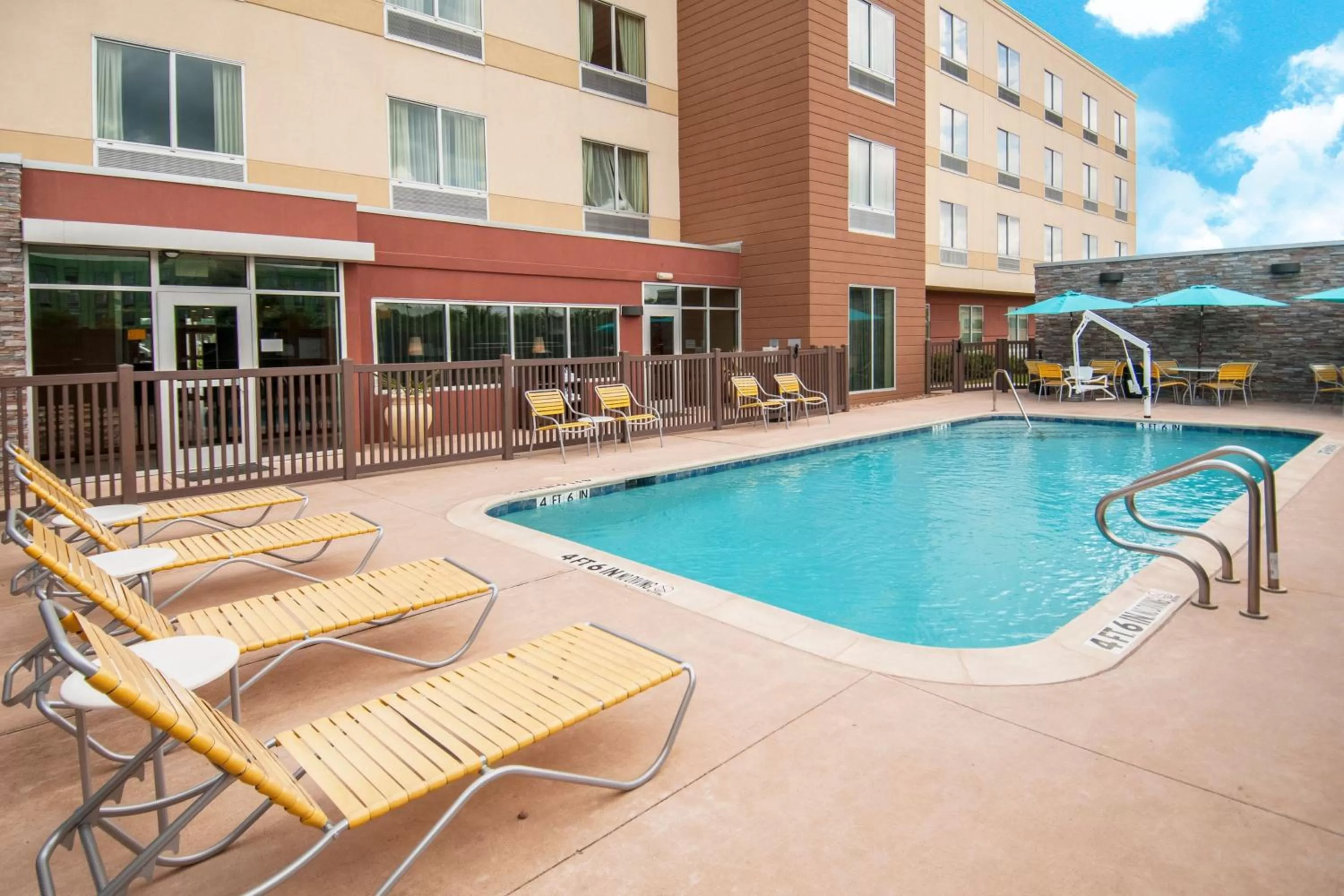 Swimming pool in Fairfield Inn & Suites by Marriott Dallas Plano North