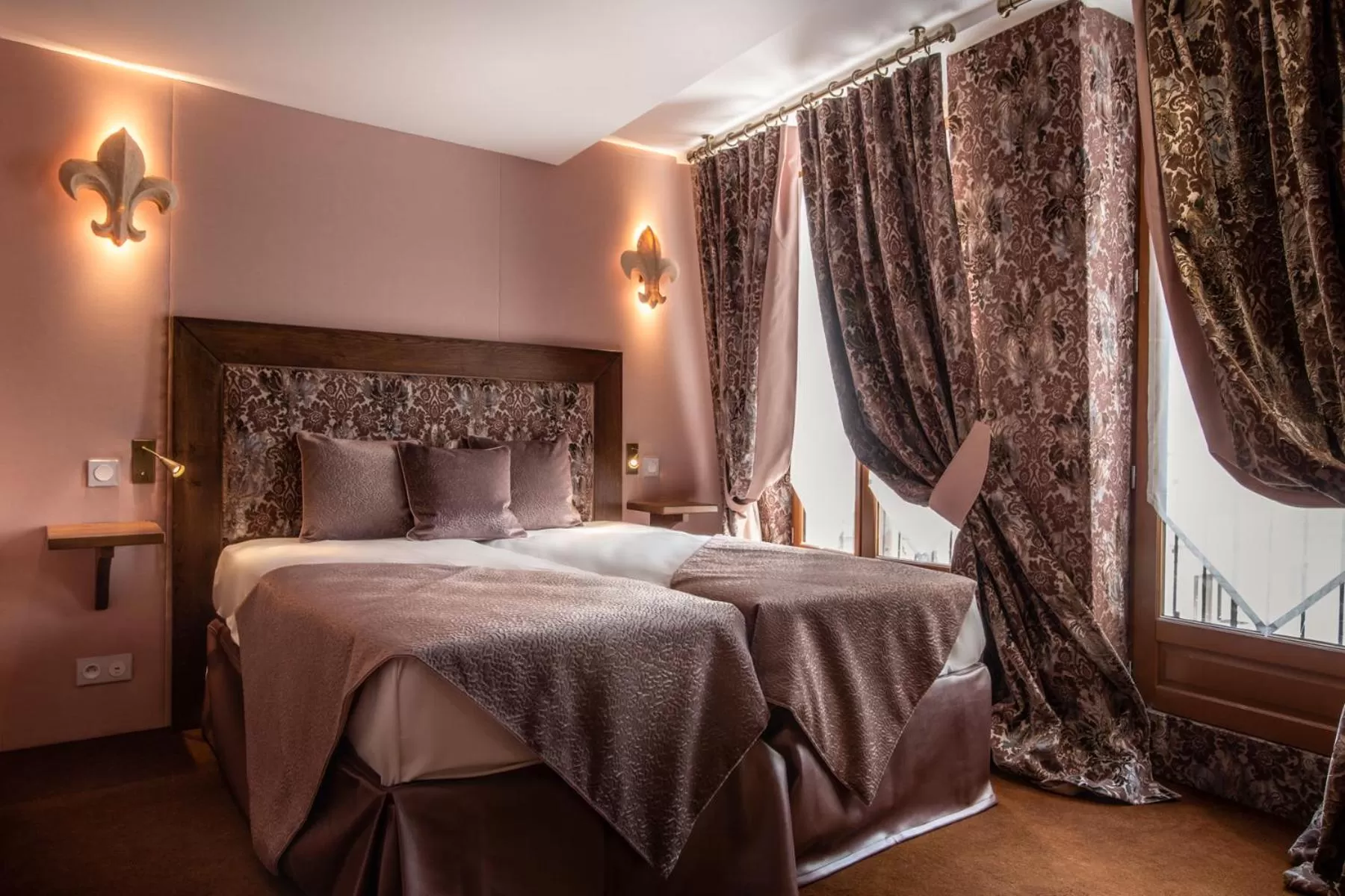 Photo of the whole room, Bed in Le Temple De Jeanne