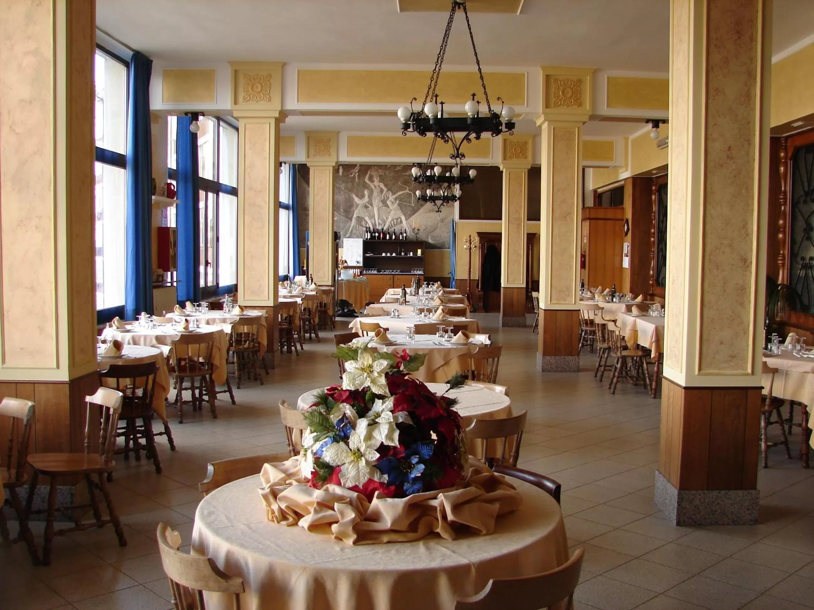 Restaurant/places to eat in Tourist Hotel