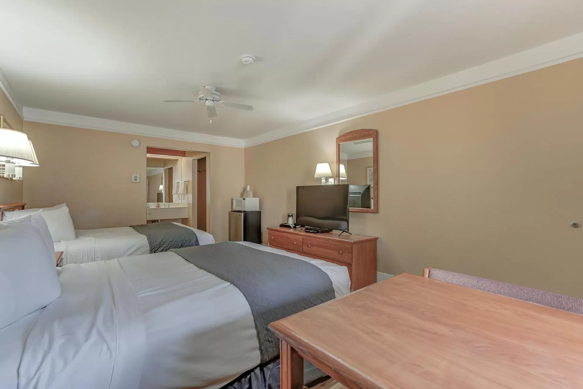 Bed in Shasta Pines Motel & Suites