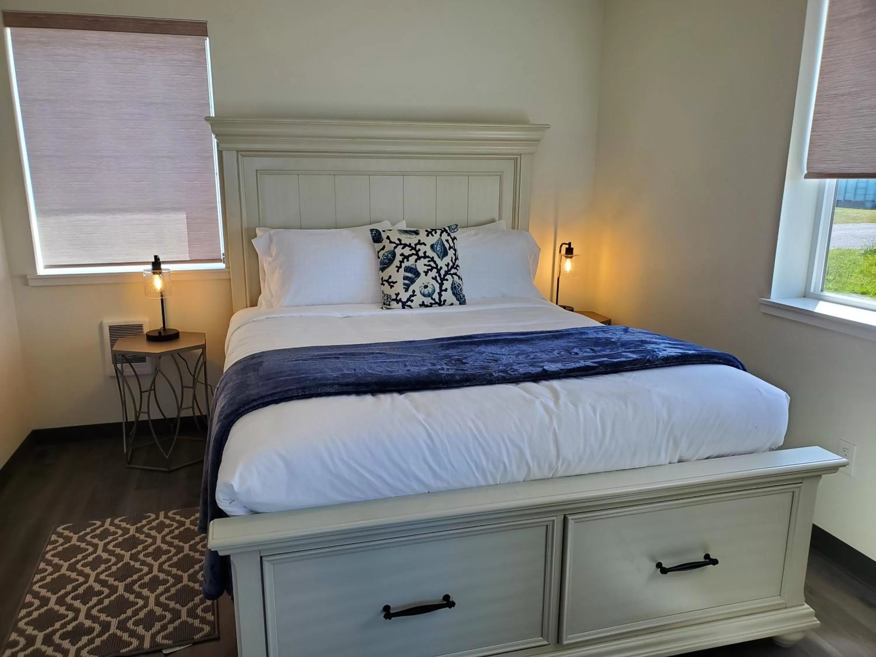 Bed in Moonstone Beach Motel