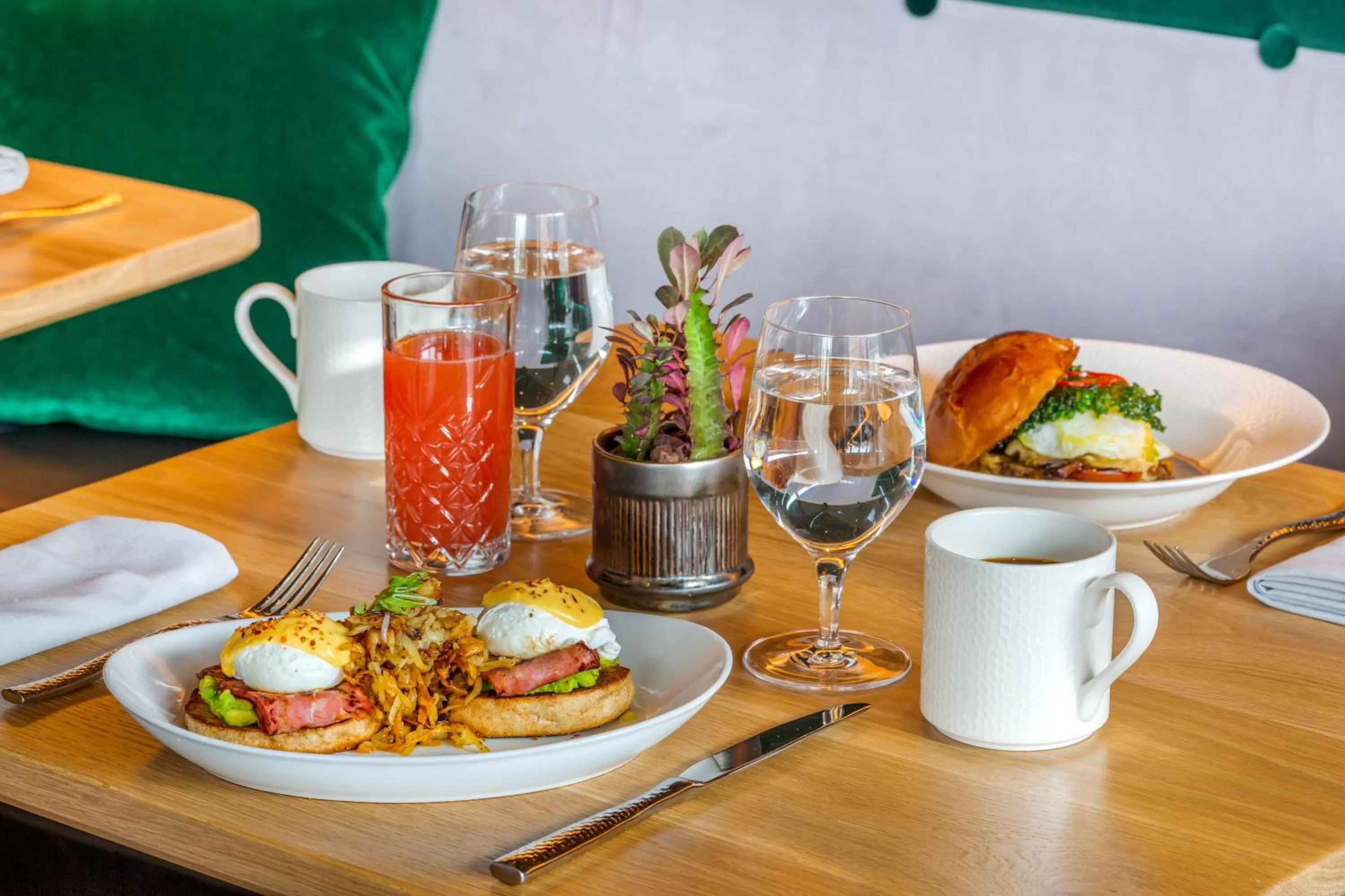 Food and drinks in Cambria Hotel Boston Downtown - Seaport