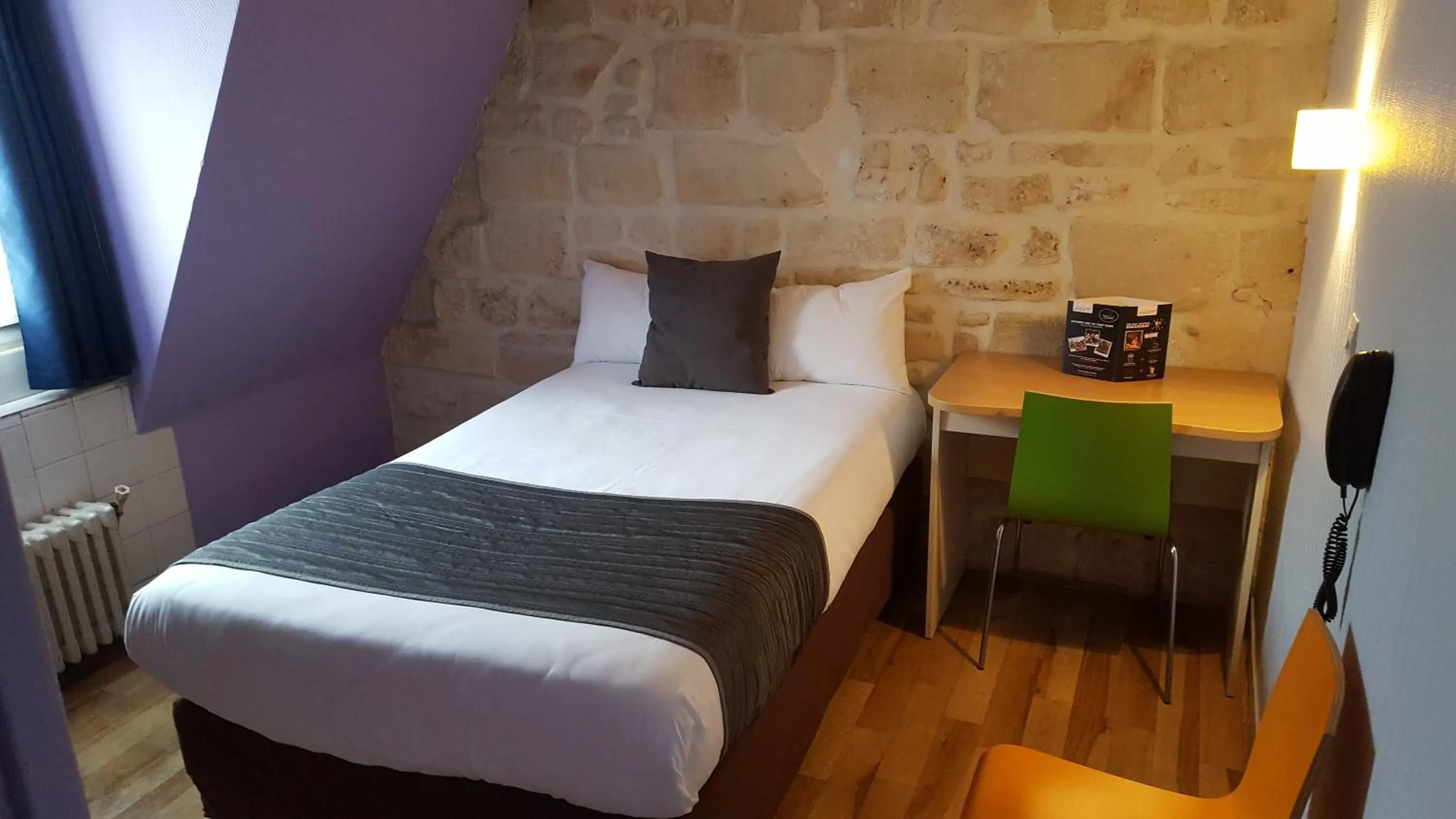 Photo of the whole room, Bed in Le Montclair Montmartre by River