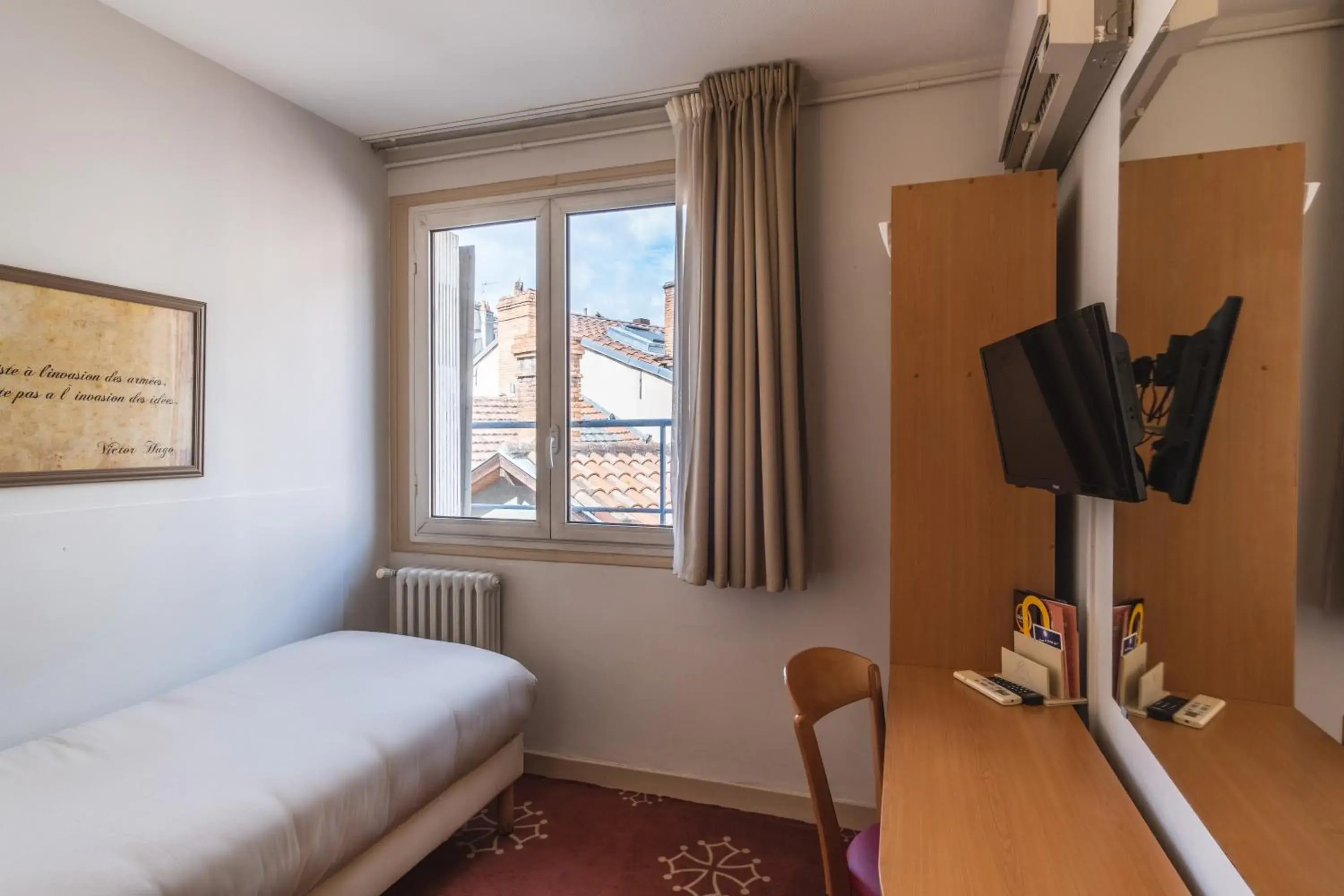 Classic Single Room in Hotel Ours Blanc - Victor Hugo Classic Single Room in Hotel Ours Blanc - Victor Hugo