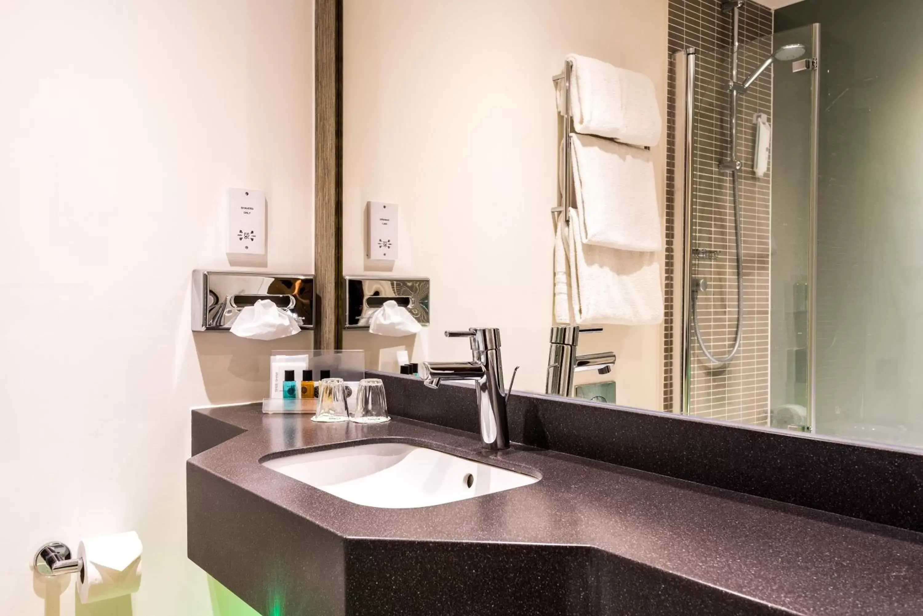 Twin Room in Holiday Inn Rotherham-Sheffield M1,Jct.33, an IHG Hotel Twin Room in Holiday Inn Rotherham-Sheffield M1,Jct.33, an IHG Hotel