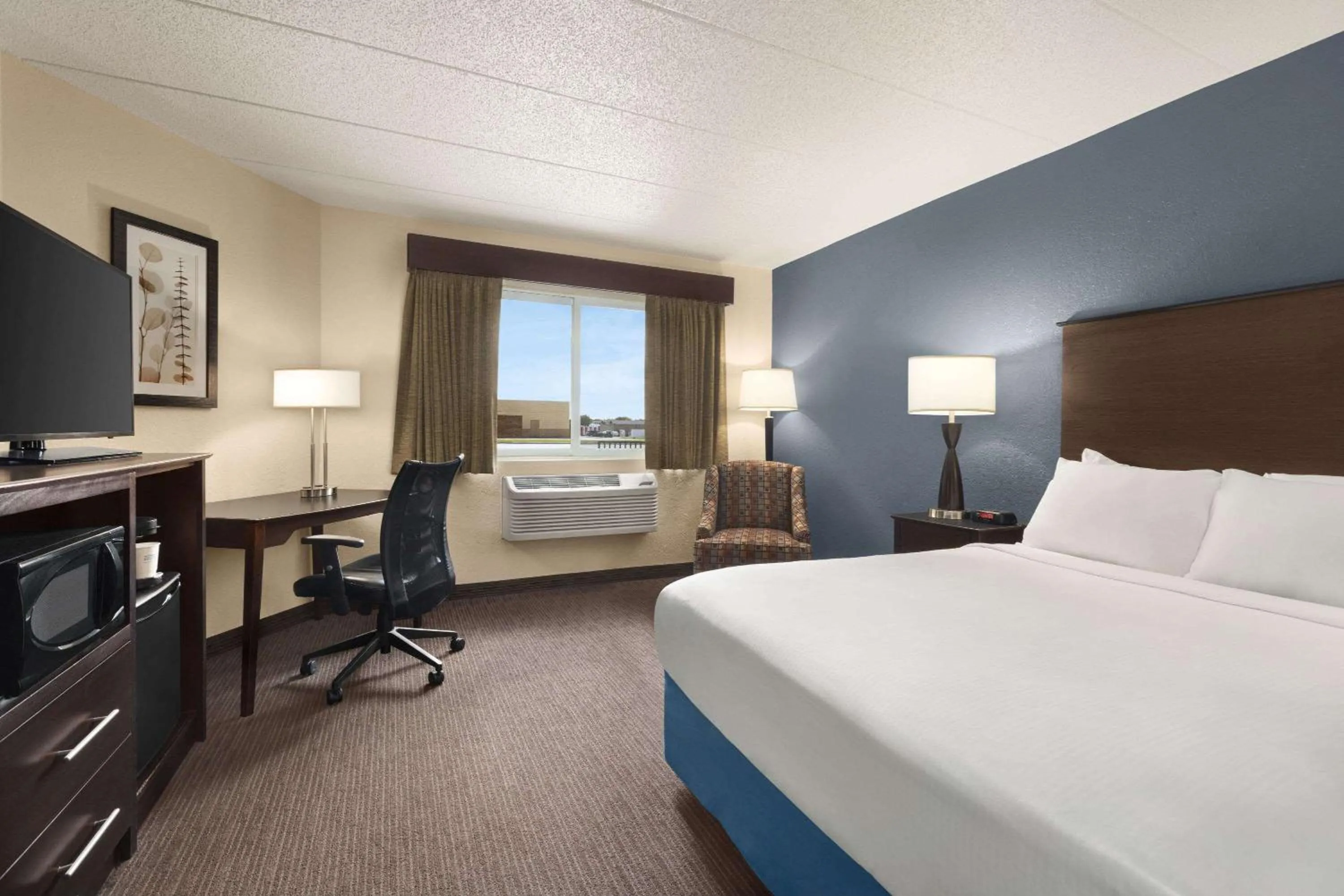 Photo of the whole room, Bed in Baymont by Wyndham Owatonna