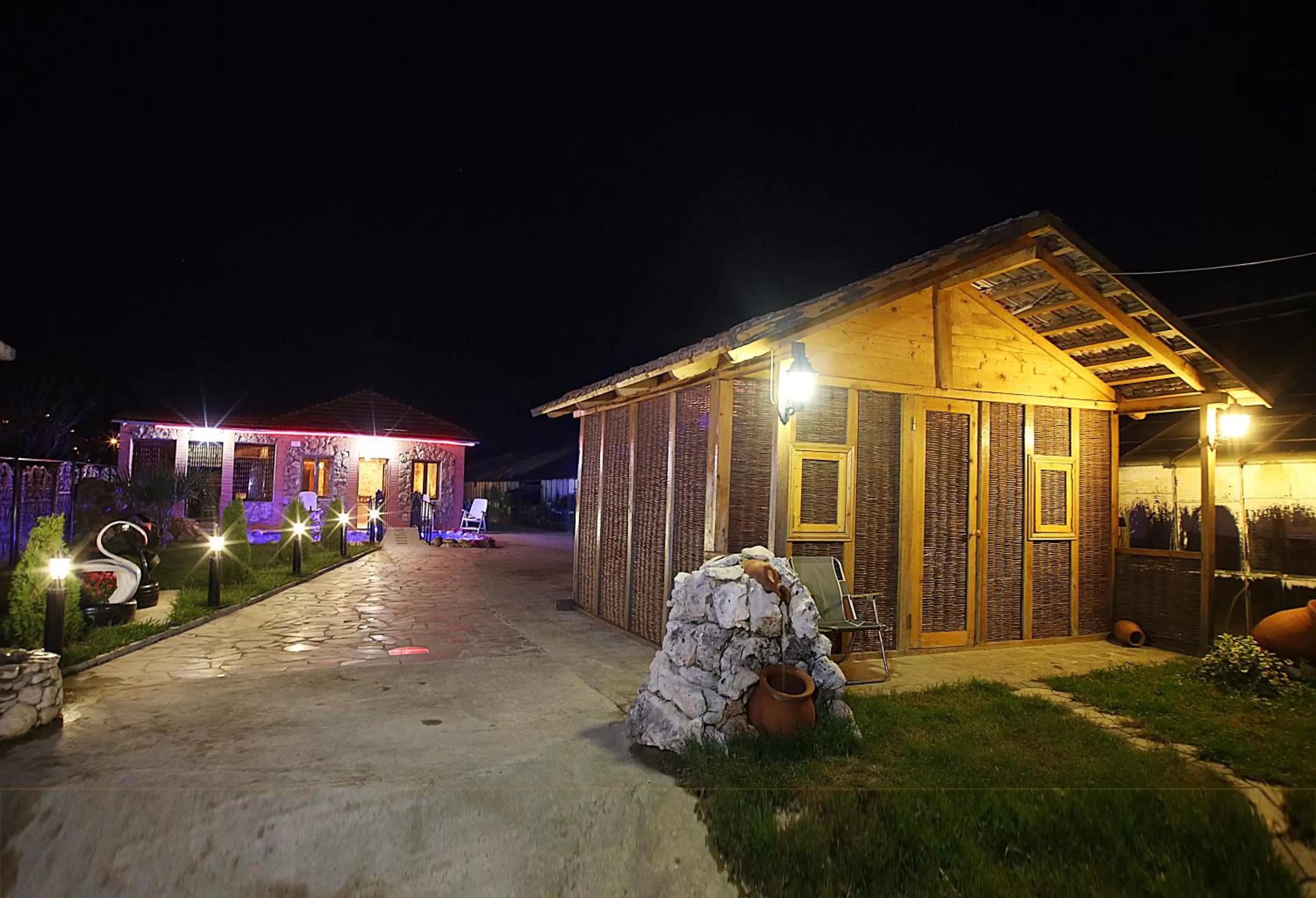 Restaurant/places to eat in Hotel Harmony