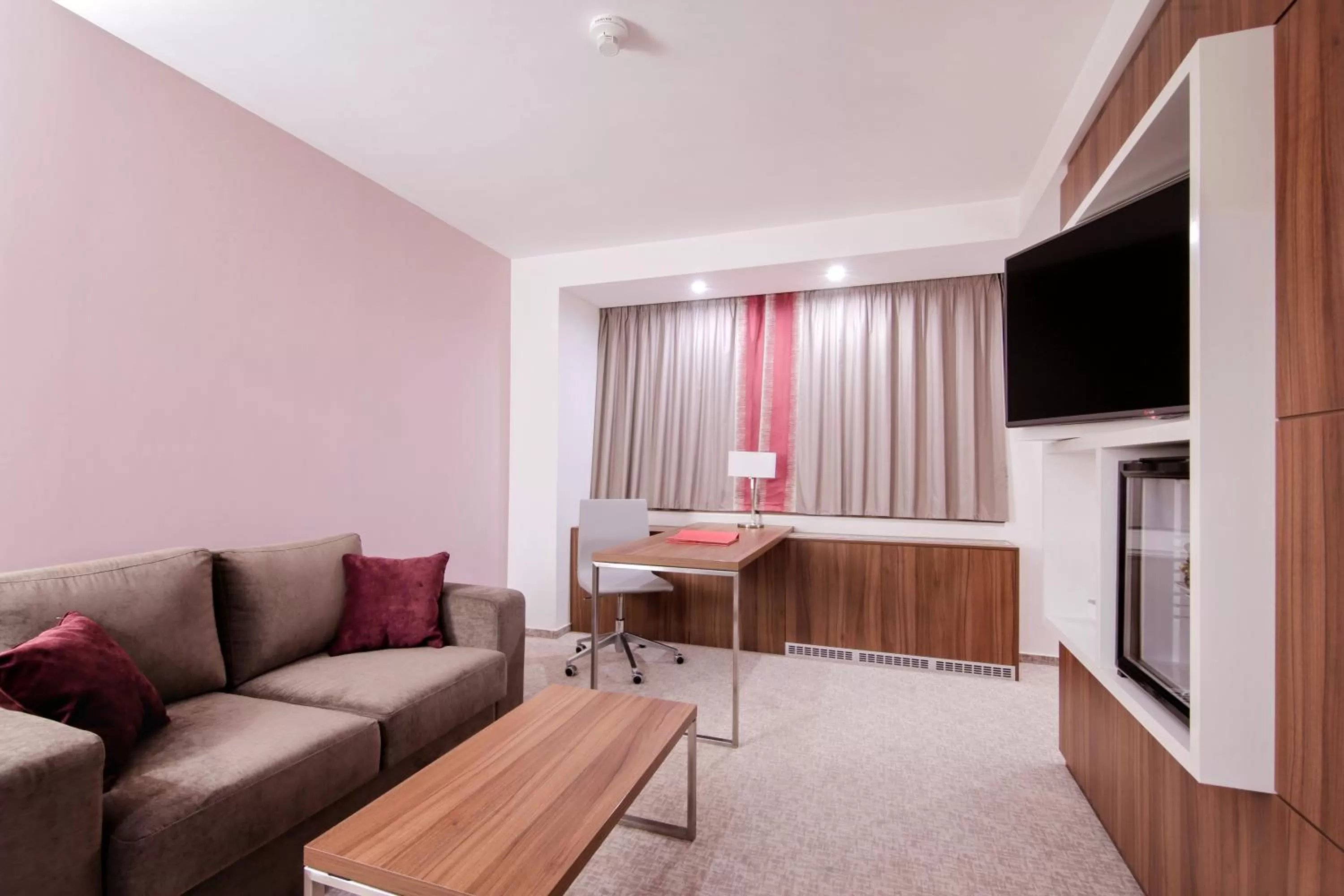 Living room in Ramada Plaza Craiova