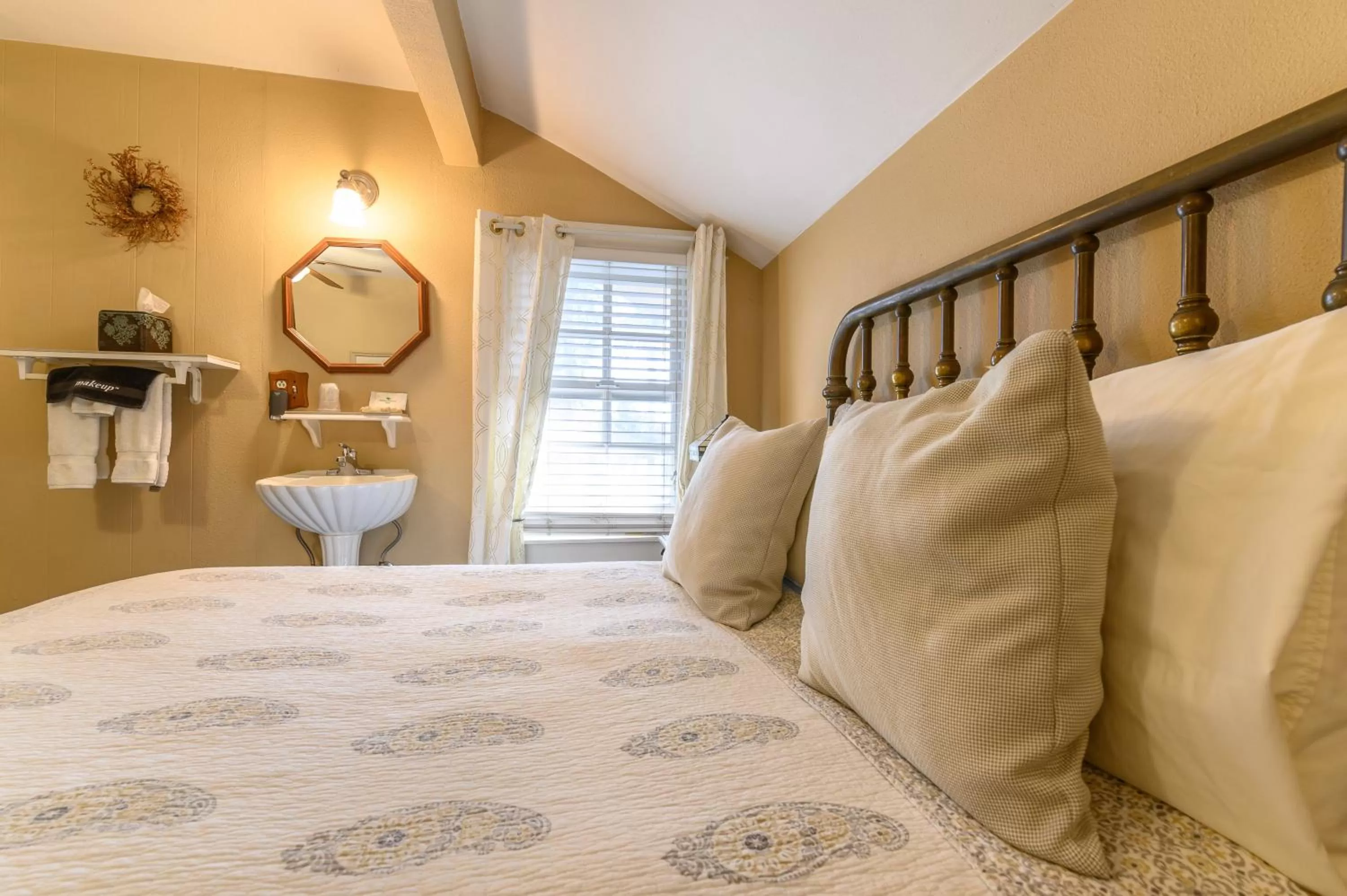 Bedroom in Beachrunners Inn