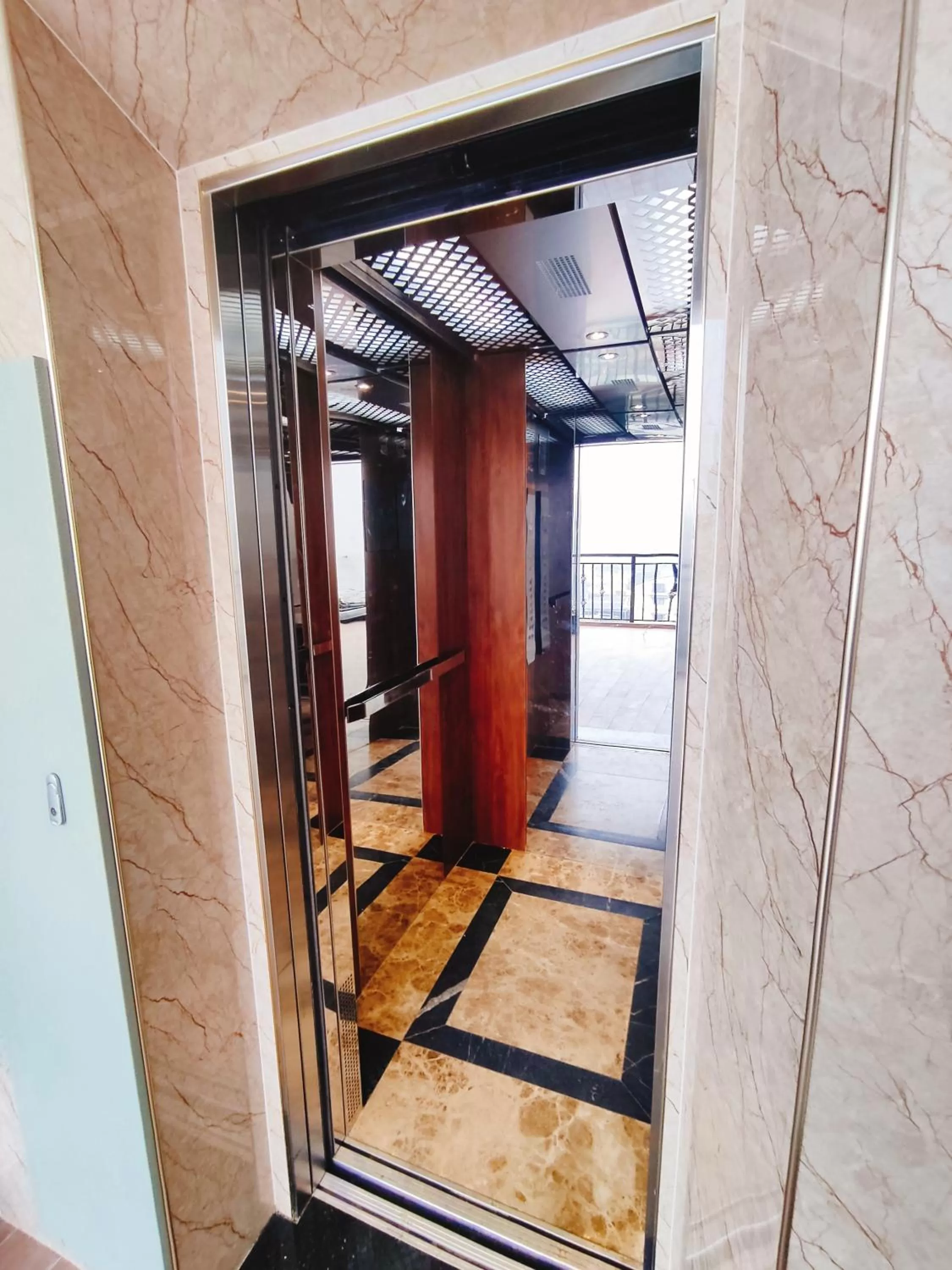 elevator in GREENECO DA LAT HOTEL - Khách sạn Green Eco Đà Lạt