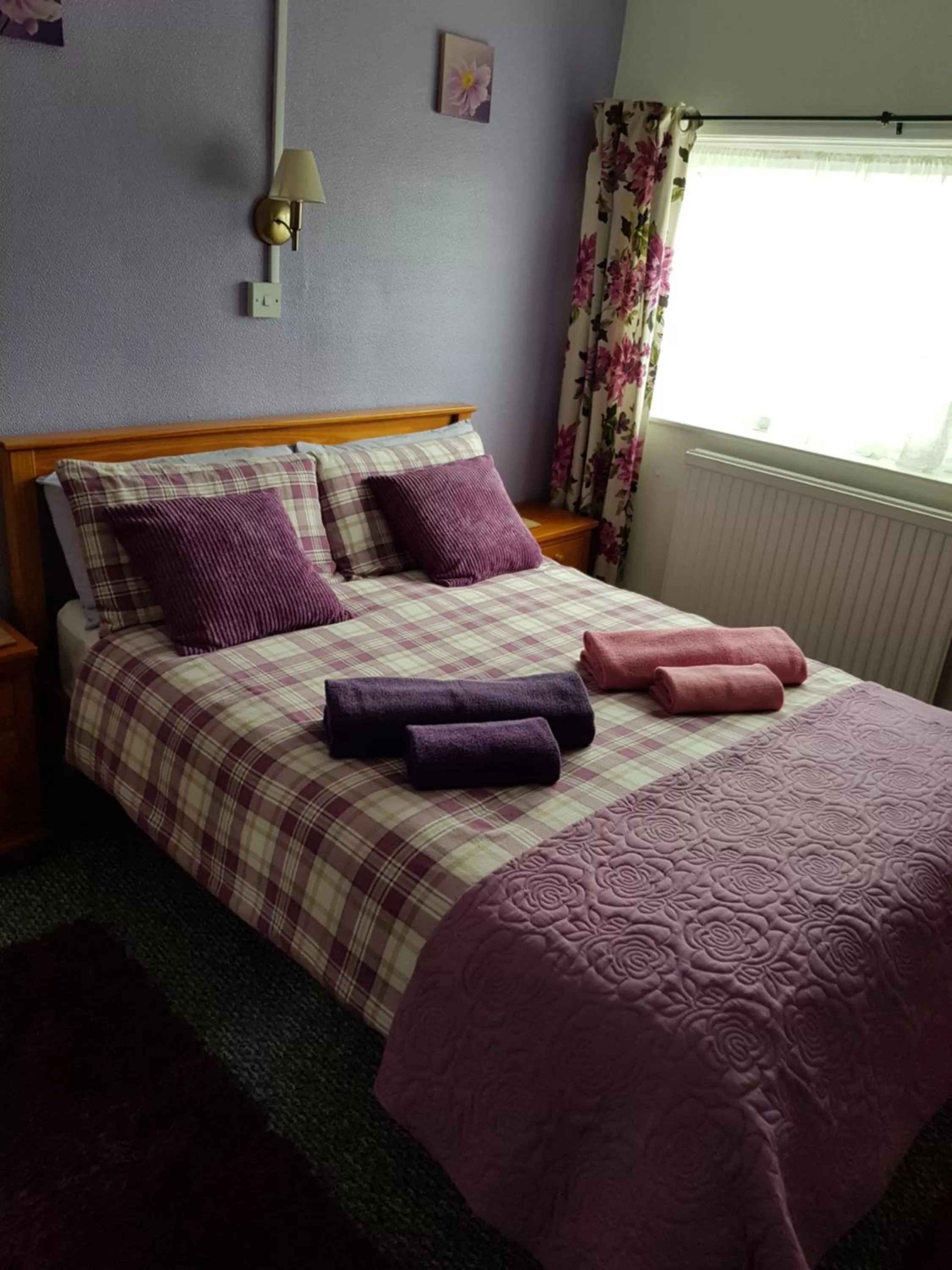 Bed in Sunnyside Hotel