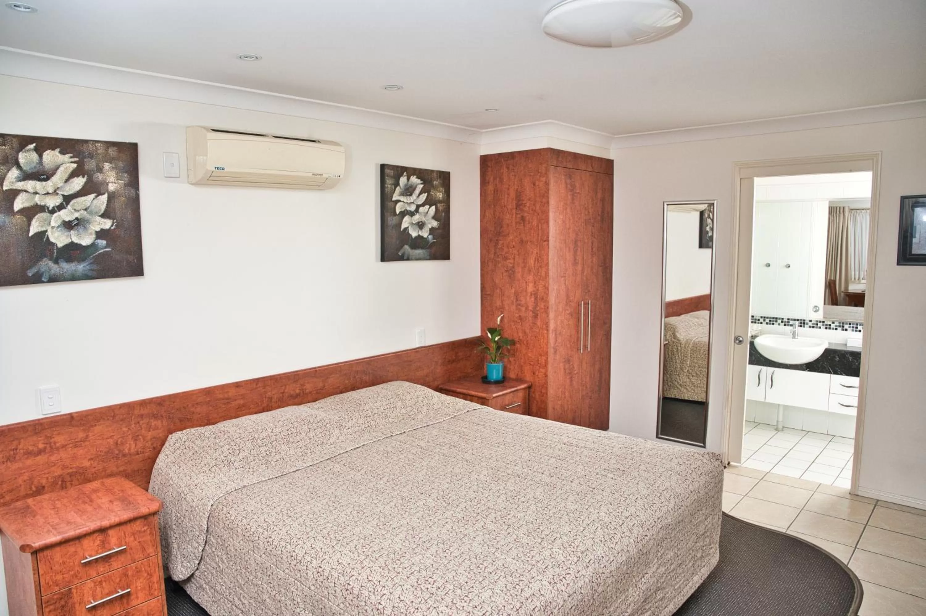 Photo of the whole room, Bed in Motel Myall