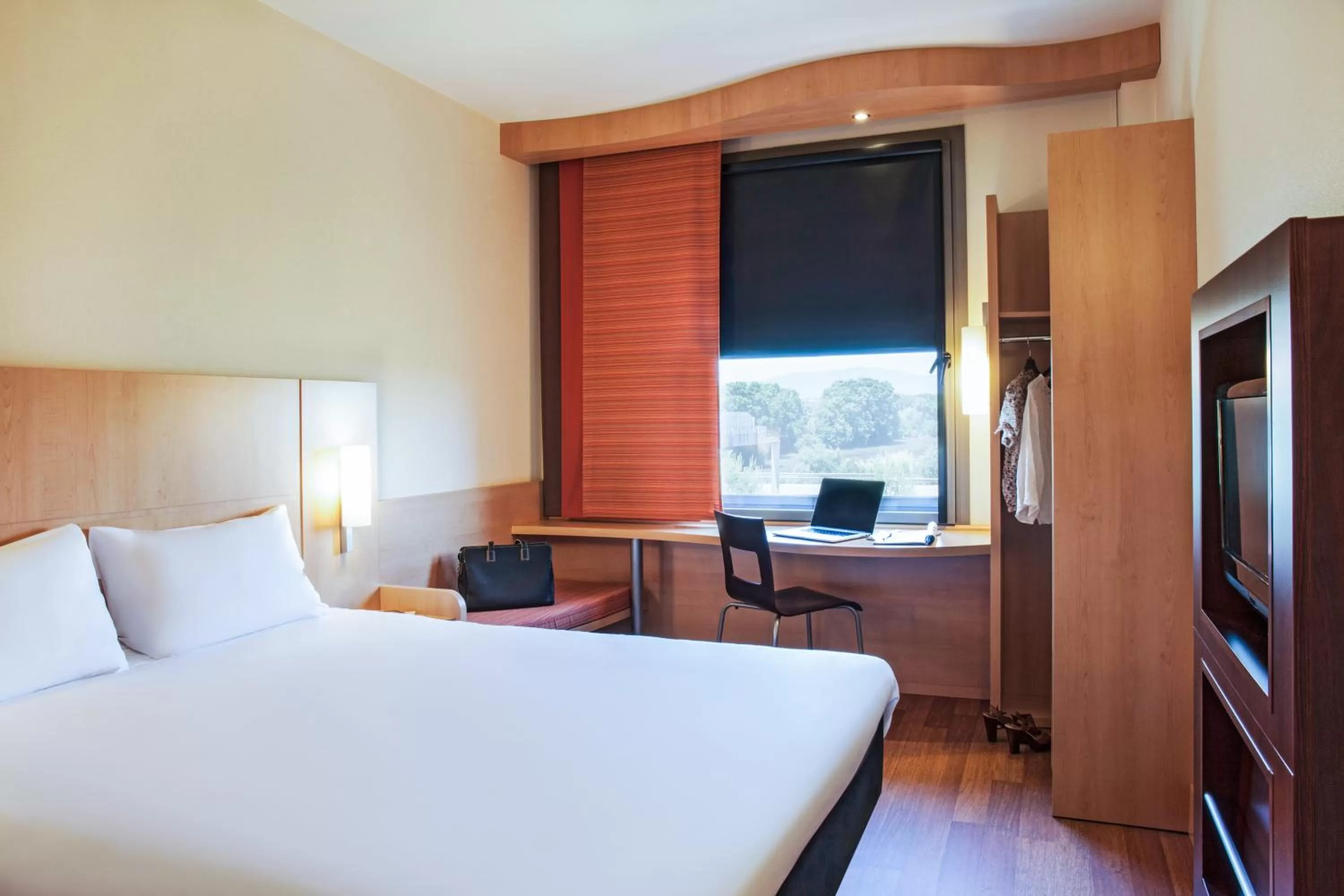 Day, Bed in Ibis Lleida