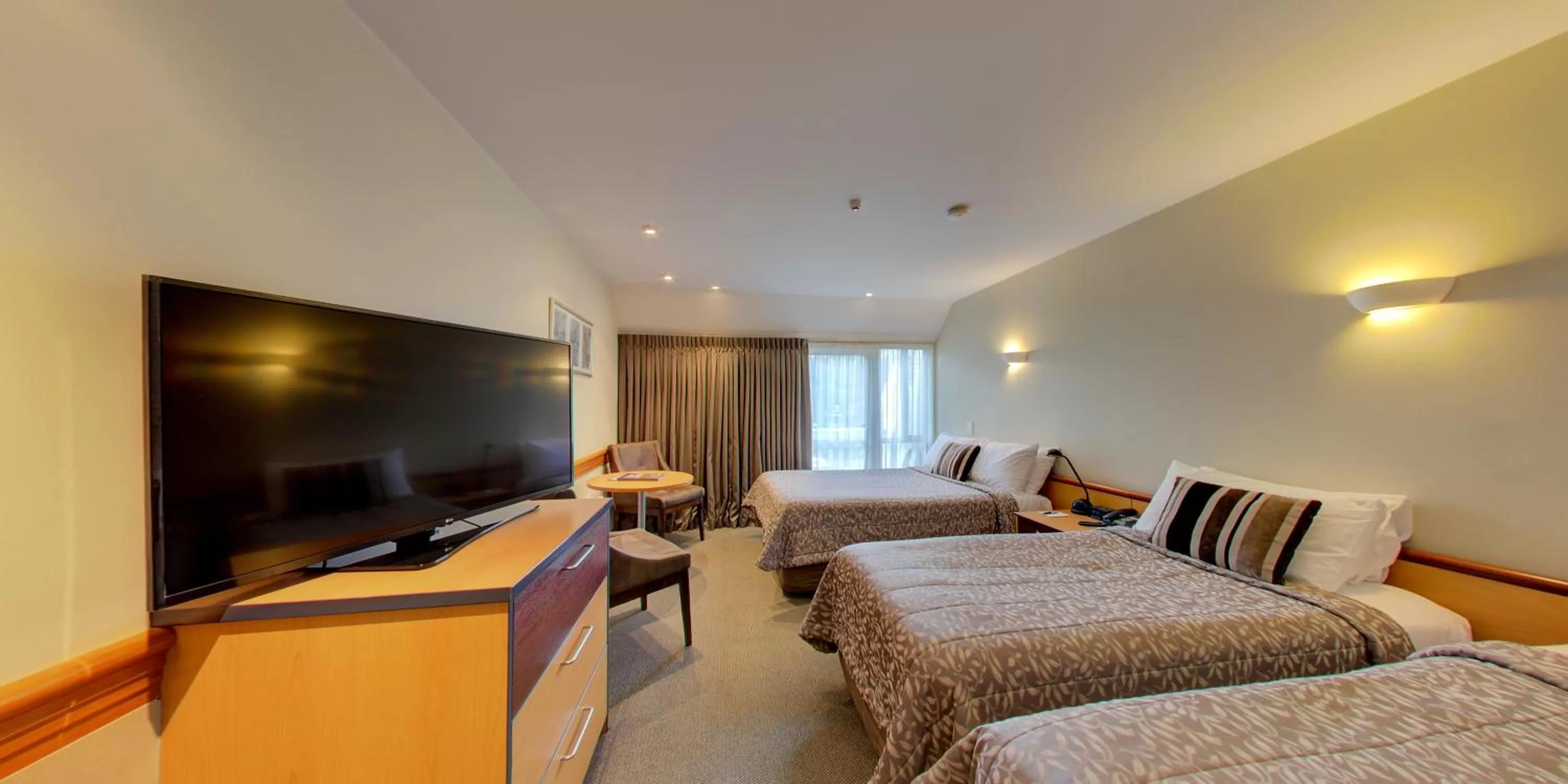 Photo of the whole room, Bed in Dunedin Leisure Lodge - Distinction
