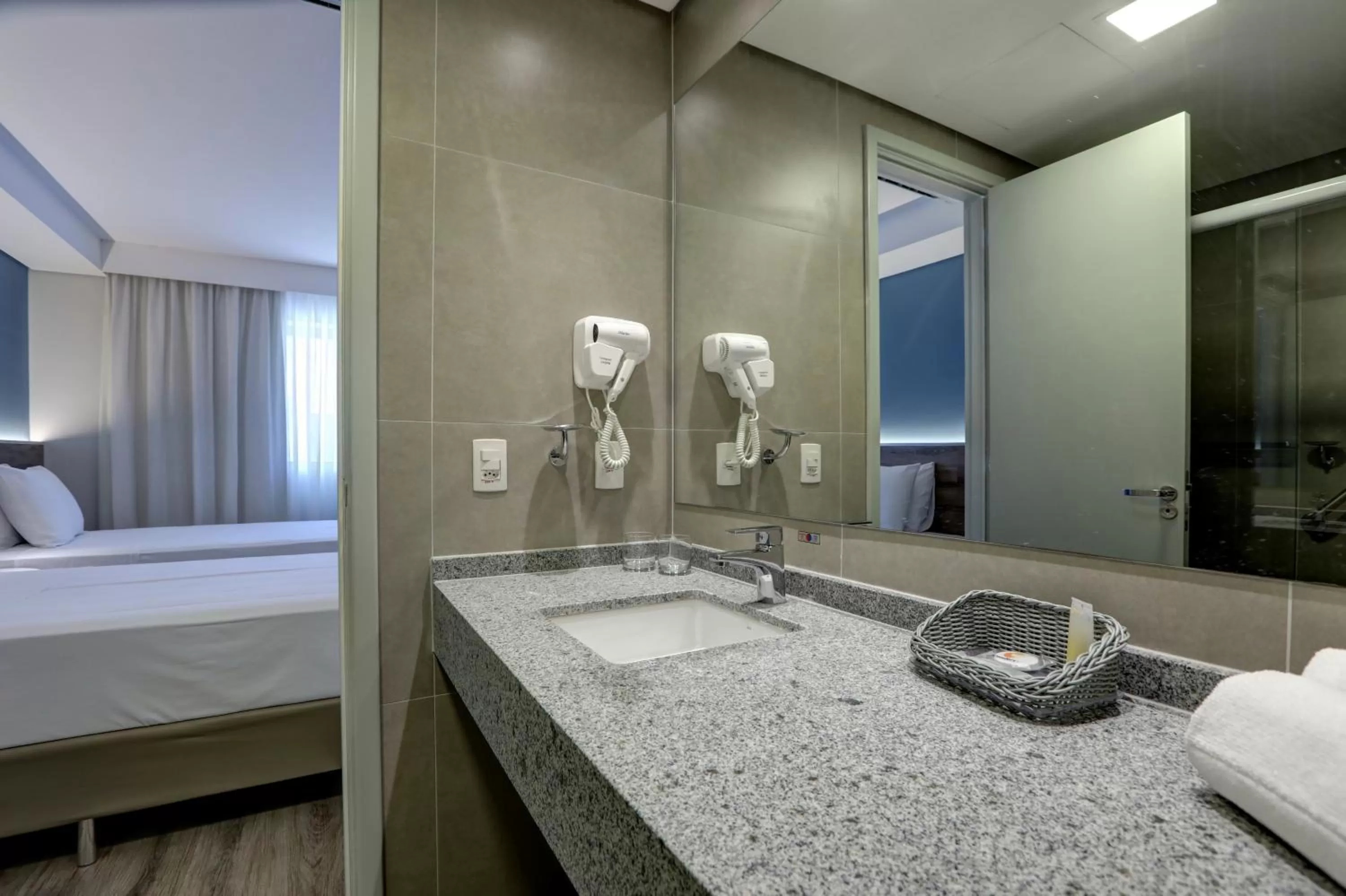 Bathroom, Bed in Comfort Hotel Guarulhos Aeroporto