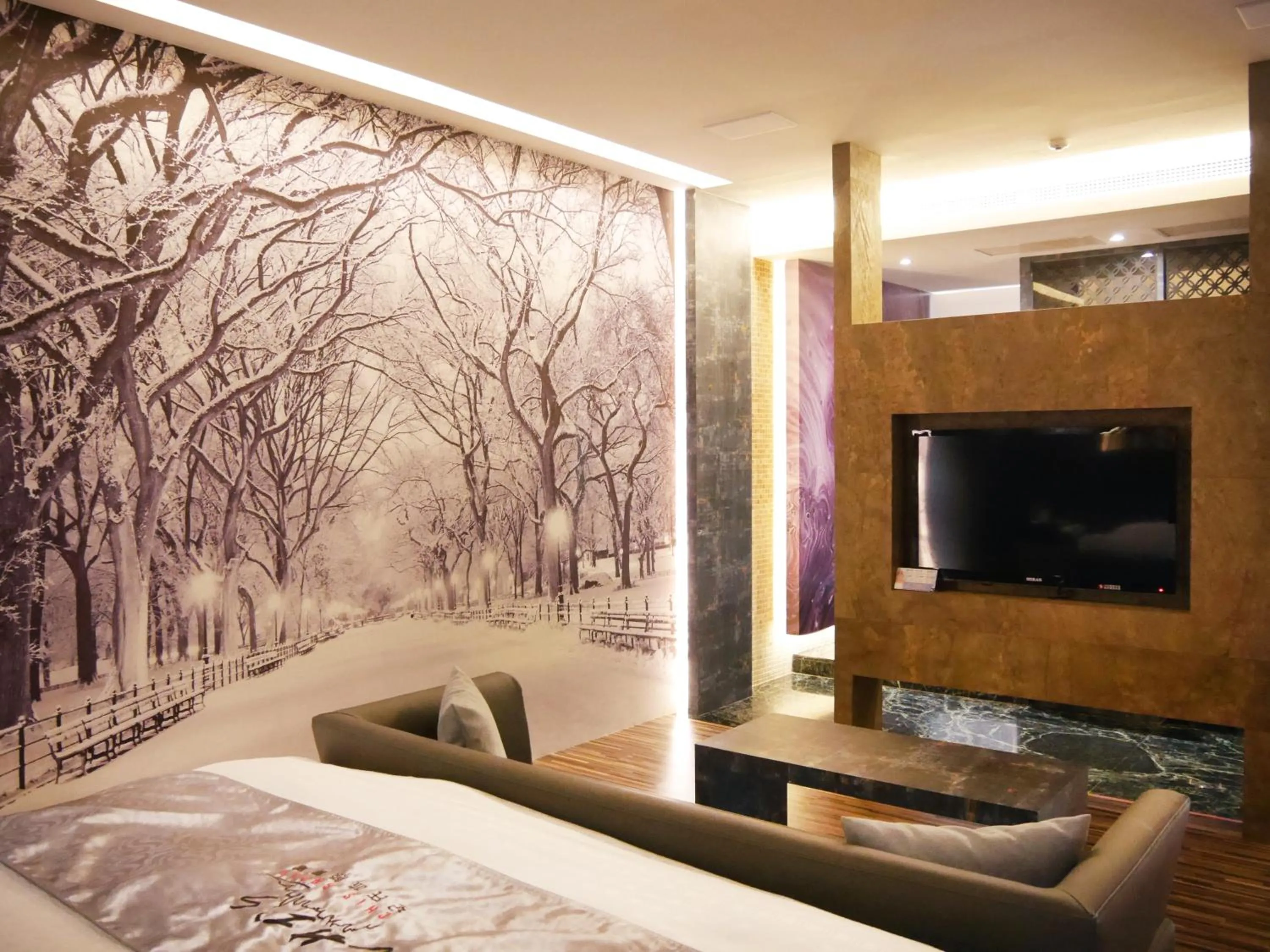 Photo of the whole room, Bed in Refinement Motel