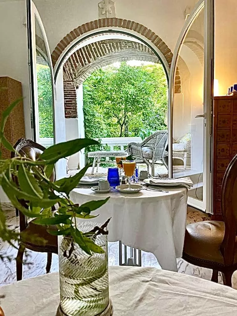 Restaurant/Places to Eat in Palacete Encanto Maior