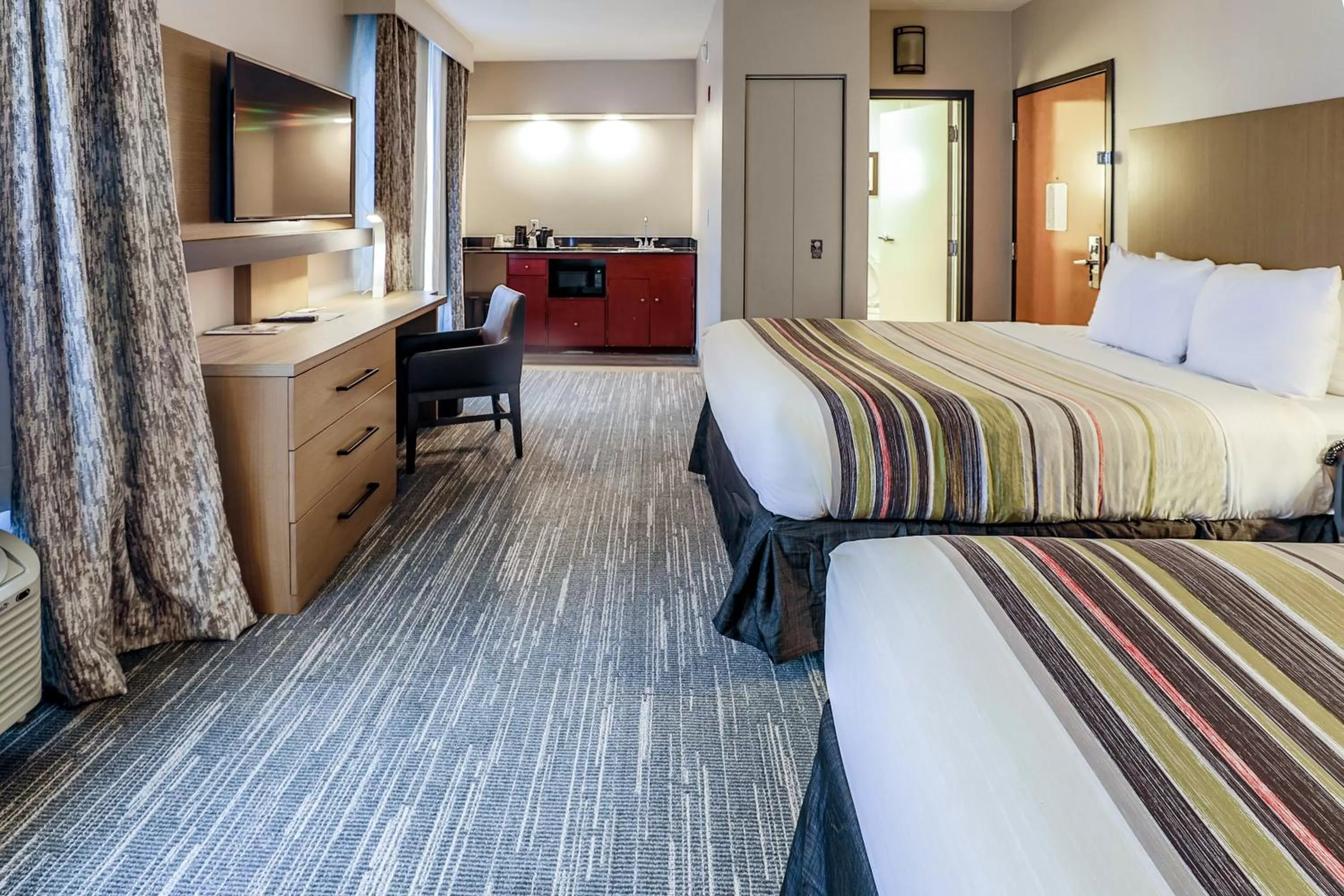 Photo of the whole room, Bed in Country Inn & Suites by Radisson Nashville Airport TN