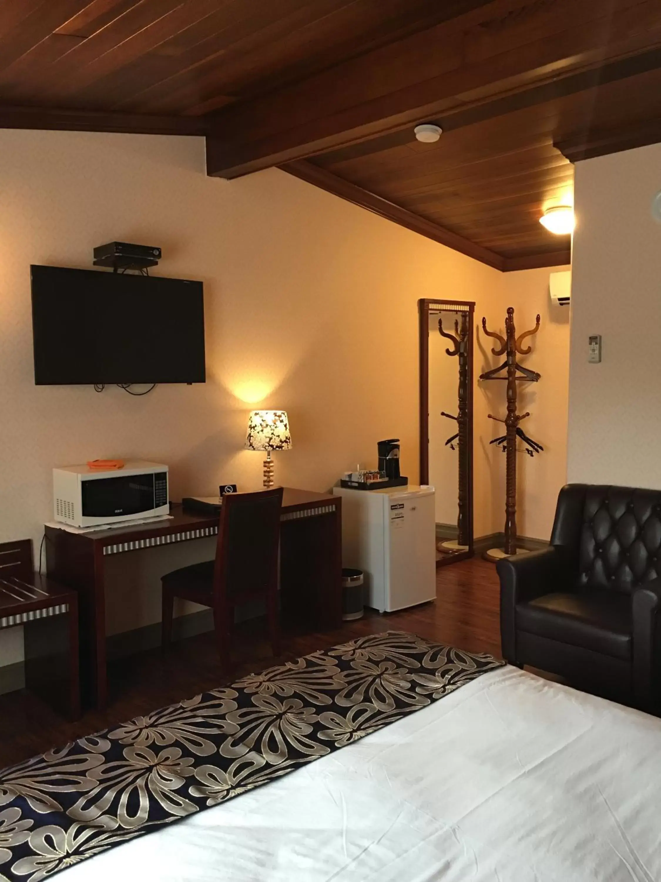 Queen Room in The Greensboro Inn Queen Room in The Greensboro Inn