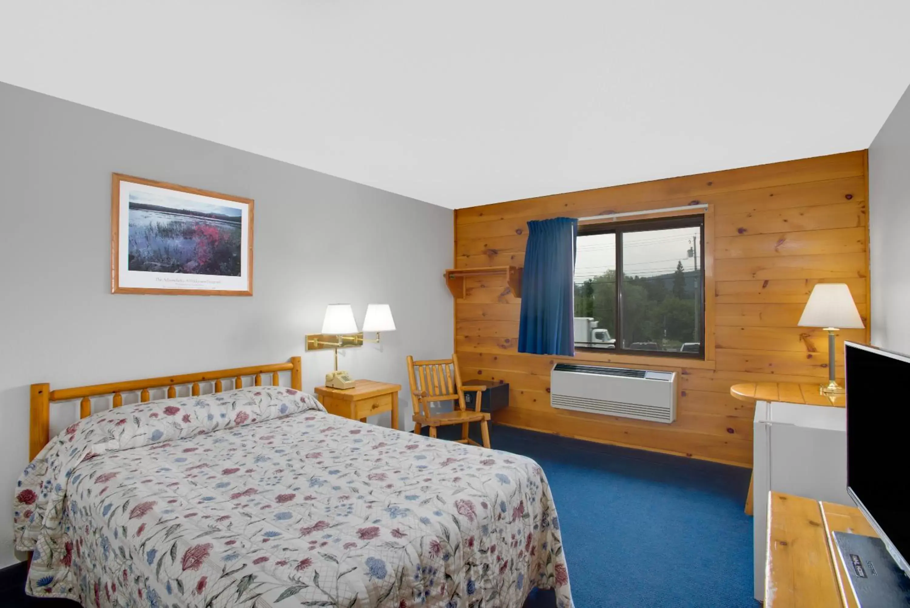 Double Room with Bath Tub - Mobility/Hearing Accessible - Non-Smoking in Super 8 by Wyndham Lake George/Warrensburg Area Double Room with Bath Tub - Mobility/Hearing Accessible - Non-Smoking in Super 8 by Wyndham Lake George/Warrensburg Area