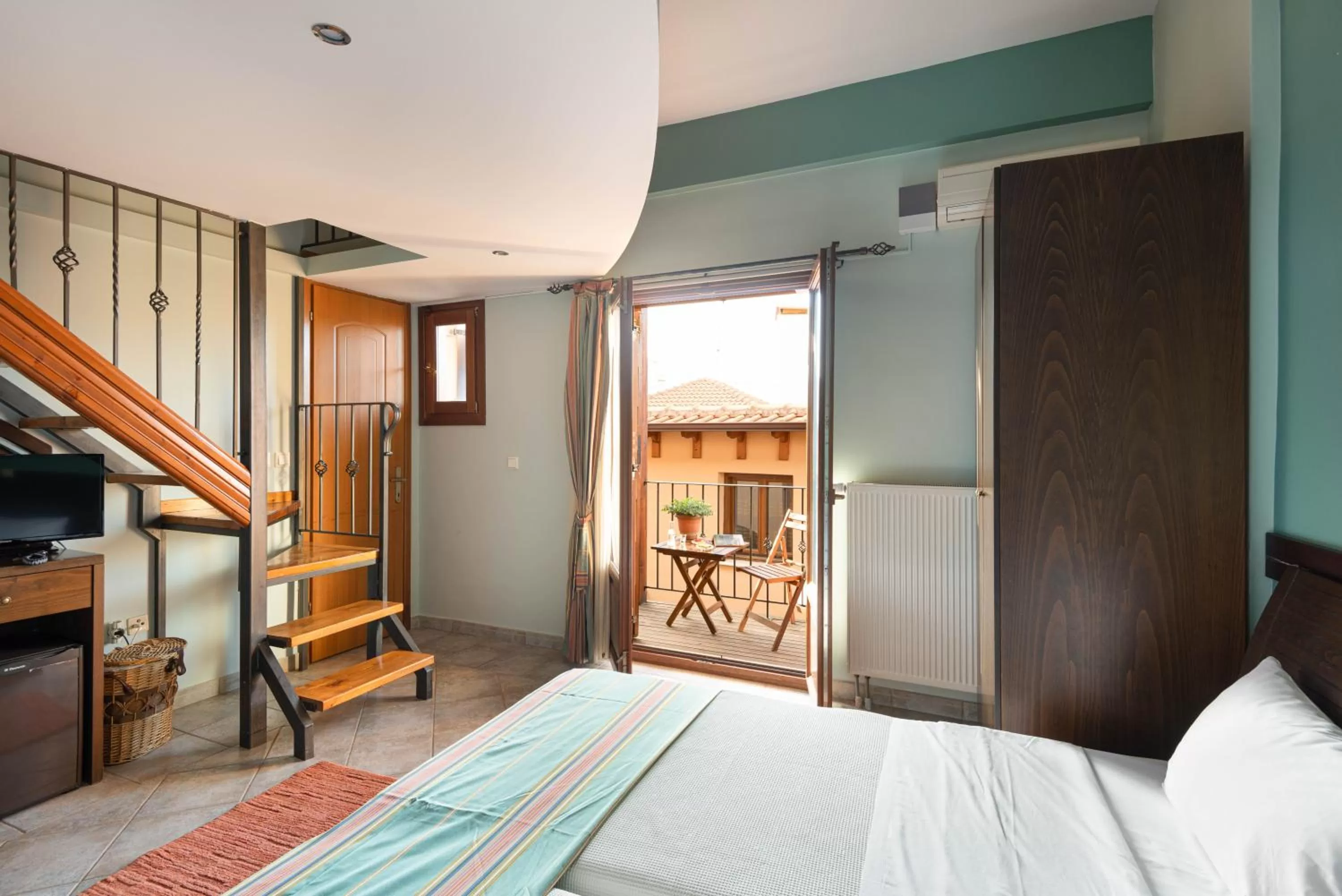 Photo of the whole room, Bed in Dimosthenis