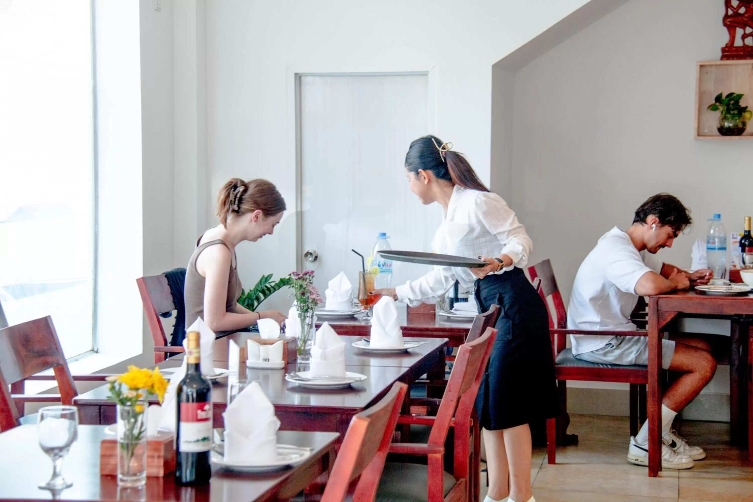 Restaurant/places to eat in White Corner Hotel