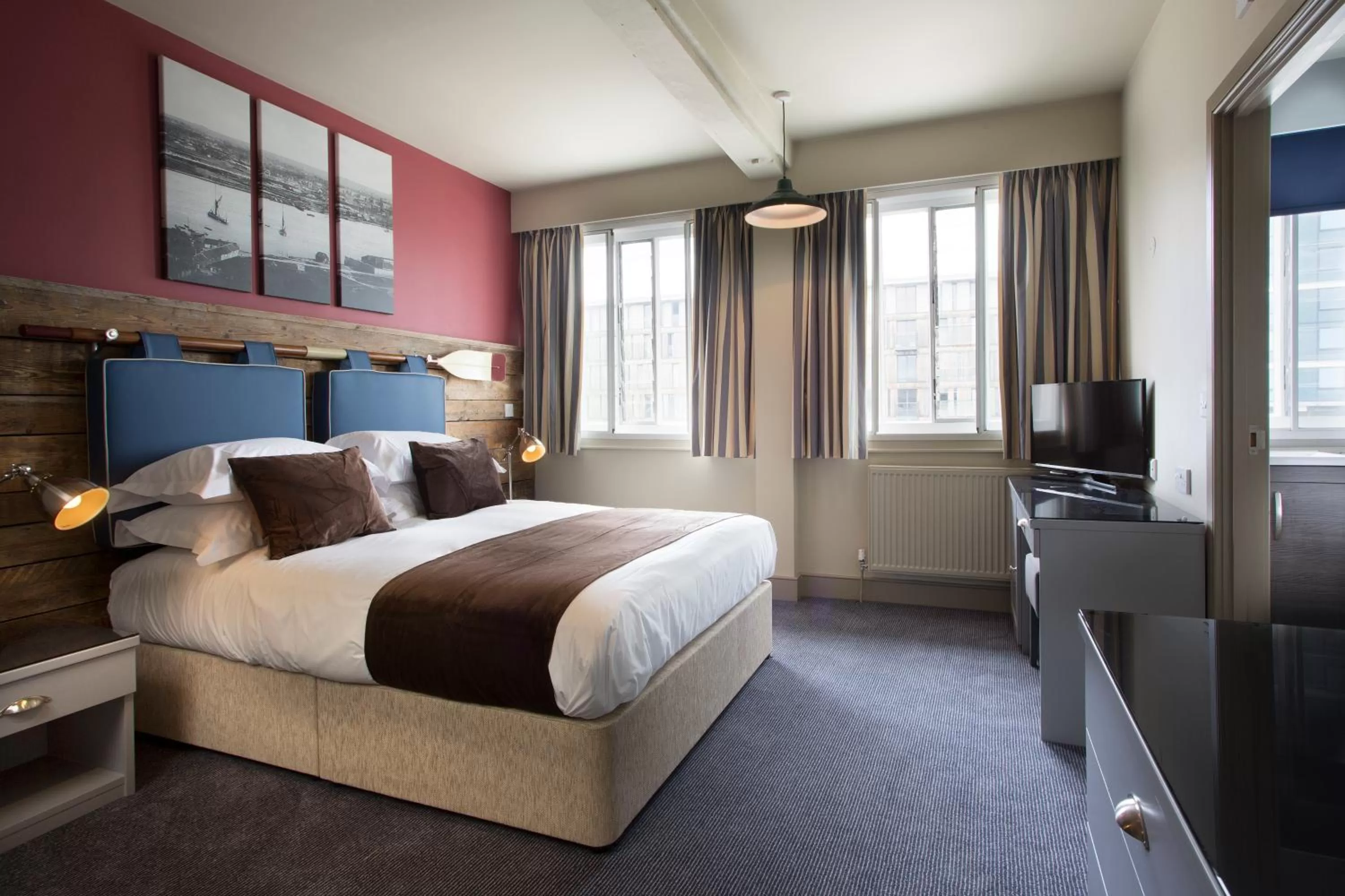 Photo of the whole room, Bed in The Ship & Trades