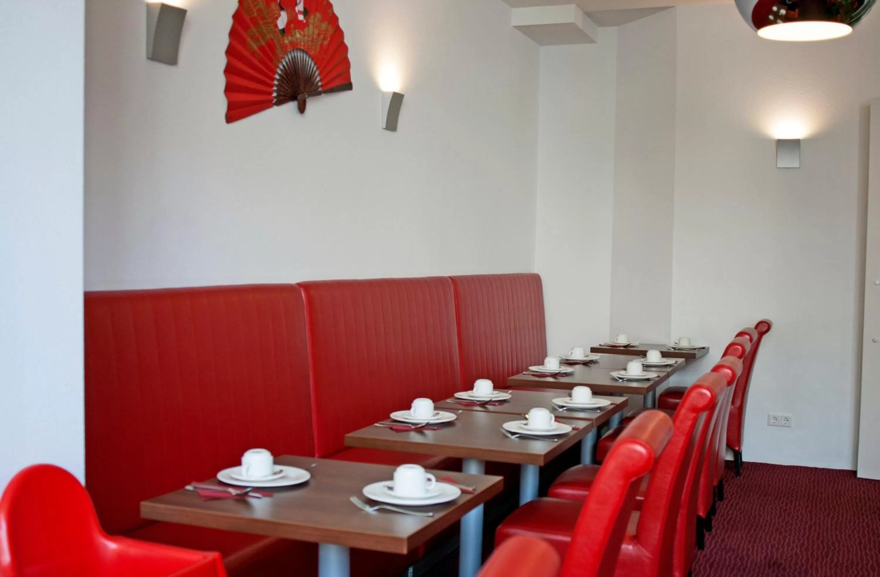 Restaurant/places to eat in Hotel Allure