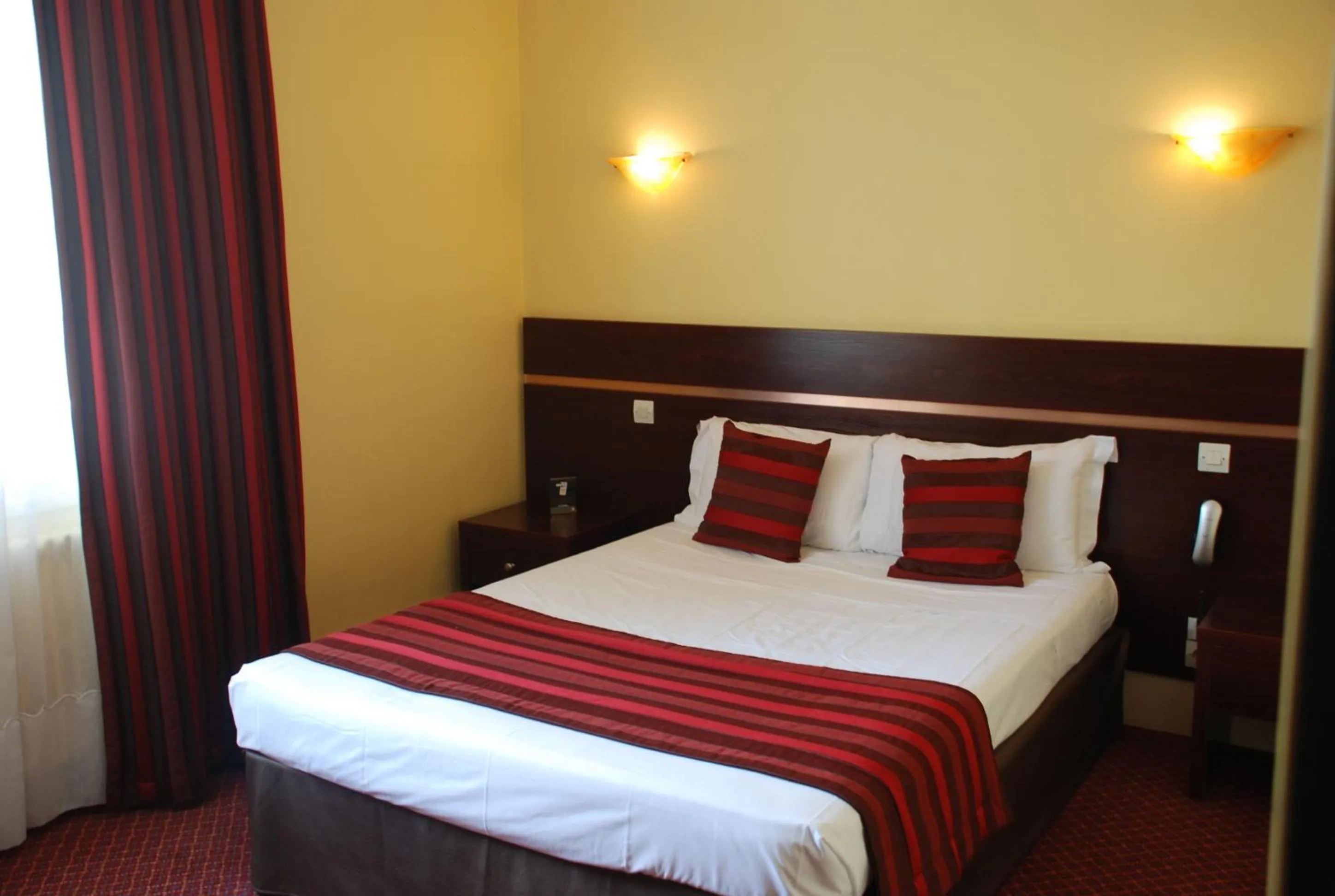 Photo of the whole room, Bed in The Originals City, Hôtel Cathédrale, Lisieux