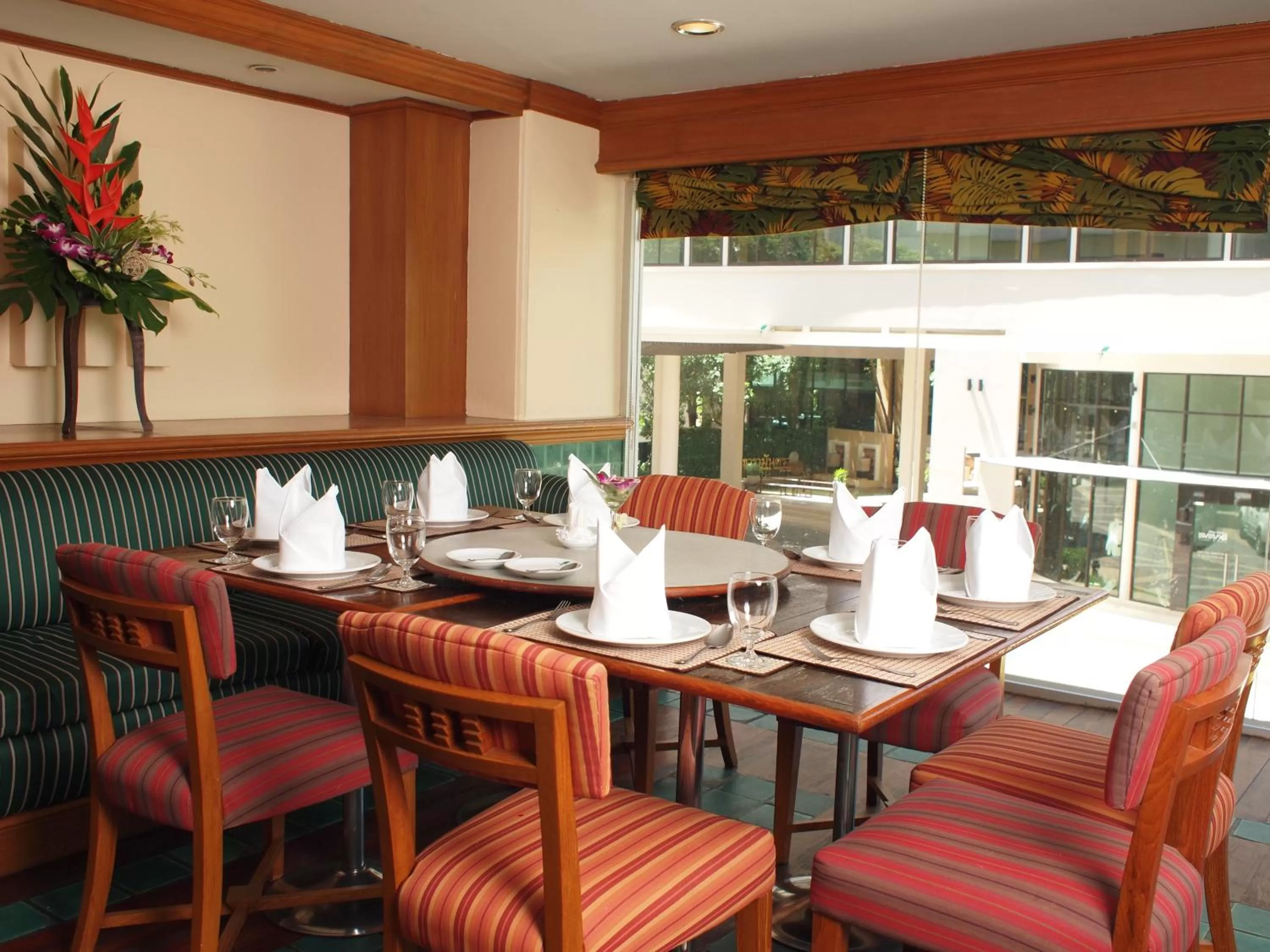 Restaurant/places to eat in Long Beach Cha-Am Hotel