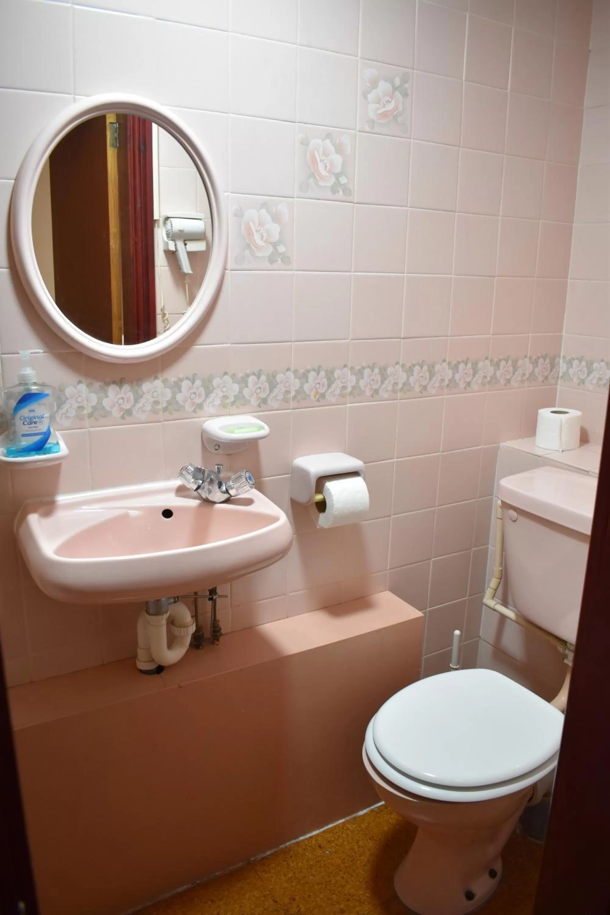 Toilet in Lyndhurst Hotel