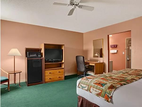 Photo of the whole room, Bed in Baymont by Wyndham Sullivan