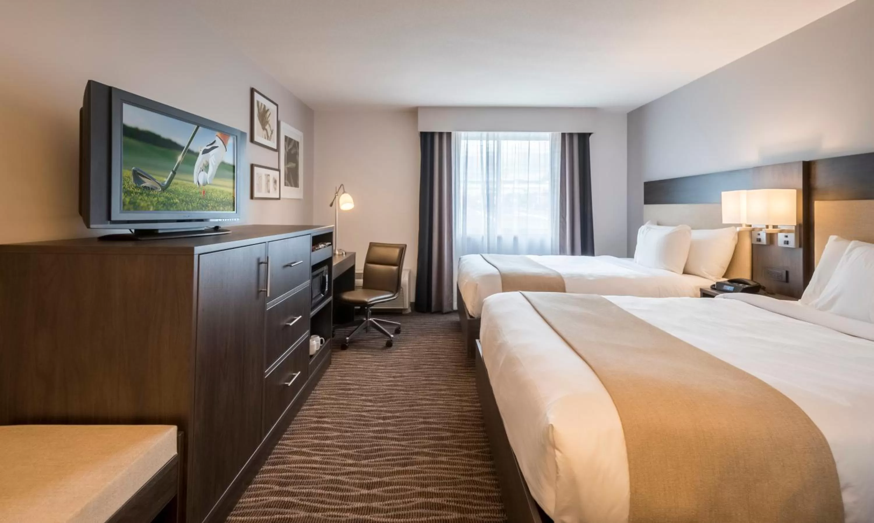 Bedroom, Bed in Country Inn & Suites by Radisson, Rochester-Pittsford-Brighton, NY