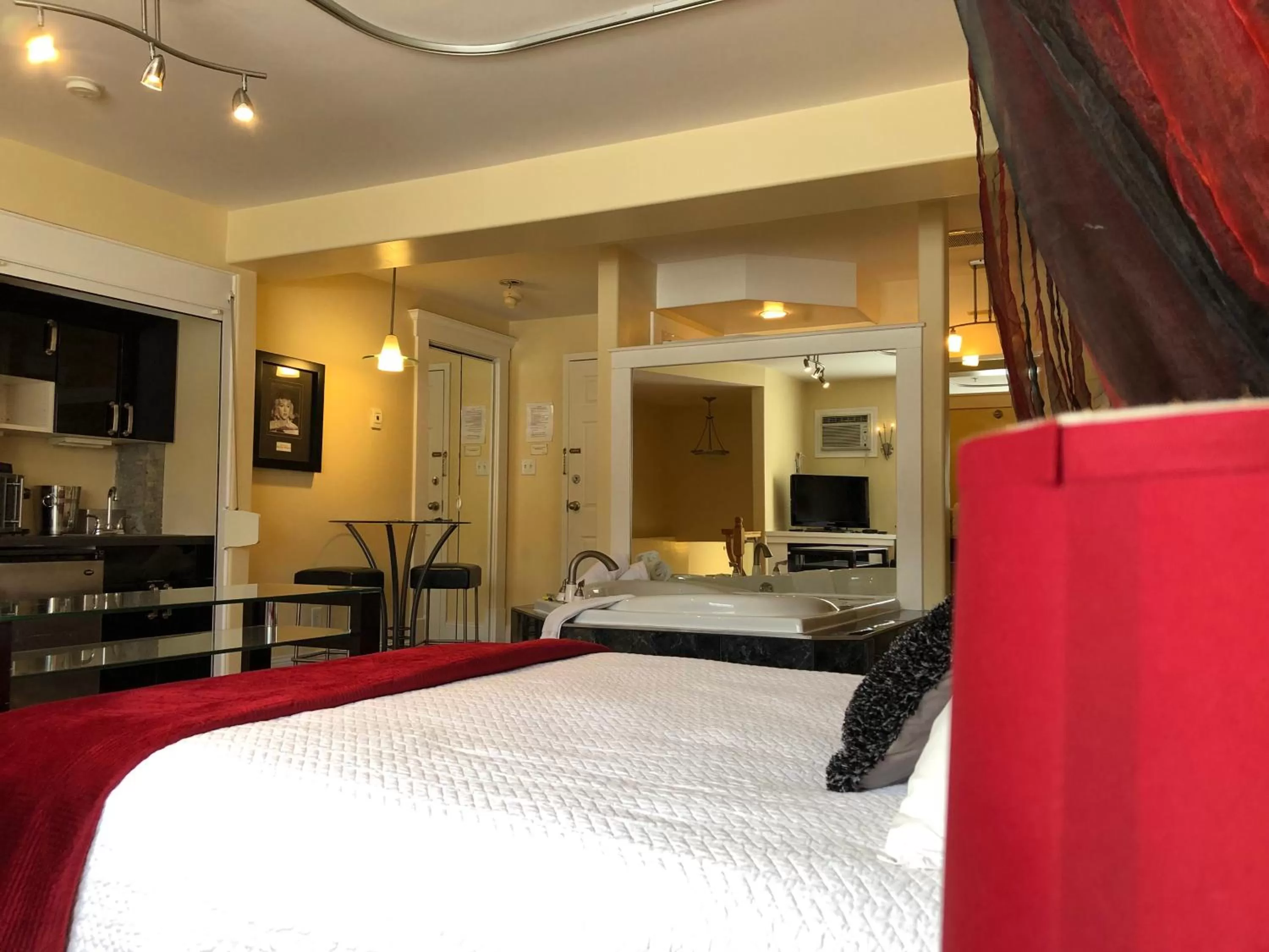 Bedroom, Bed in Leaside Manor