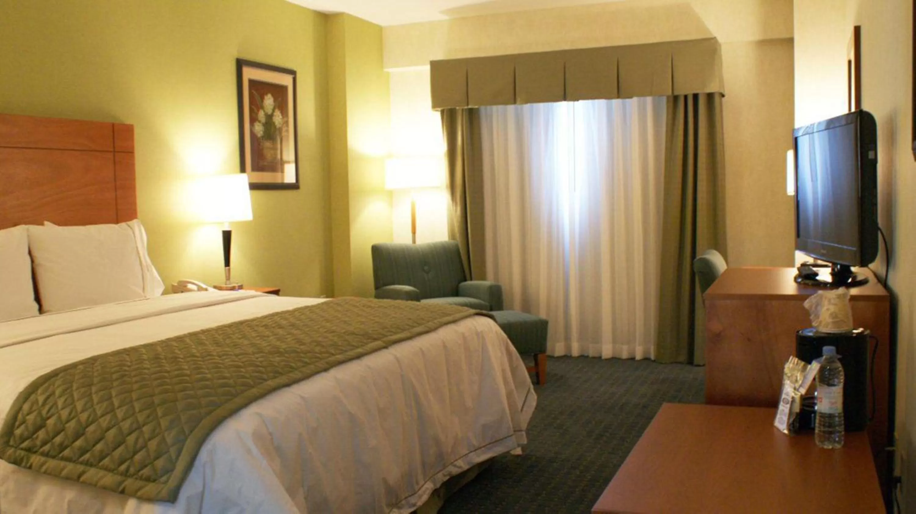 Photo of the whole room, Bed in Holiday Inn Express & Suites Toluca Zona Aeropuerto by IHG
