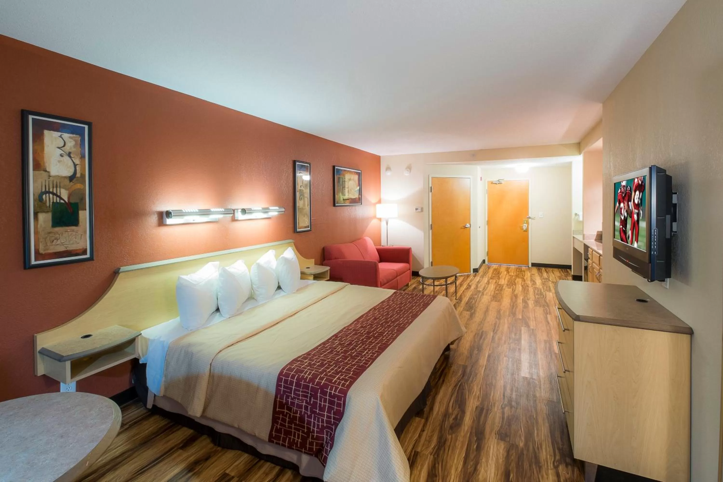 Photo of the whole room, Bed in Red Roof Inn & Suites Philadelphia - Bellmawr