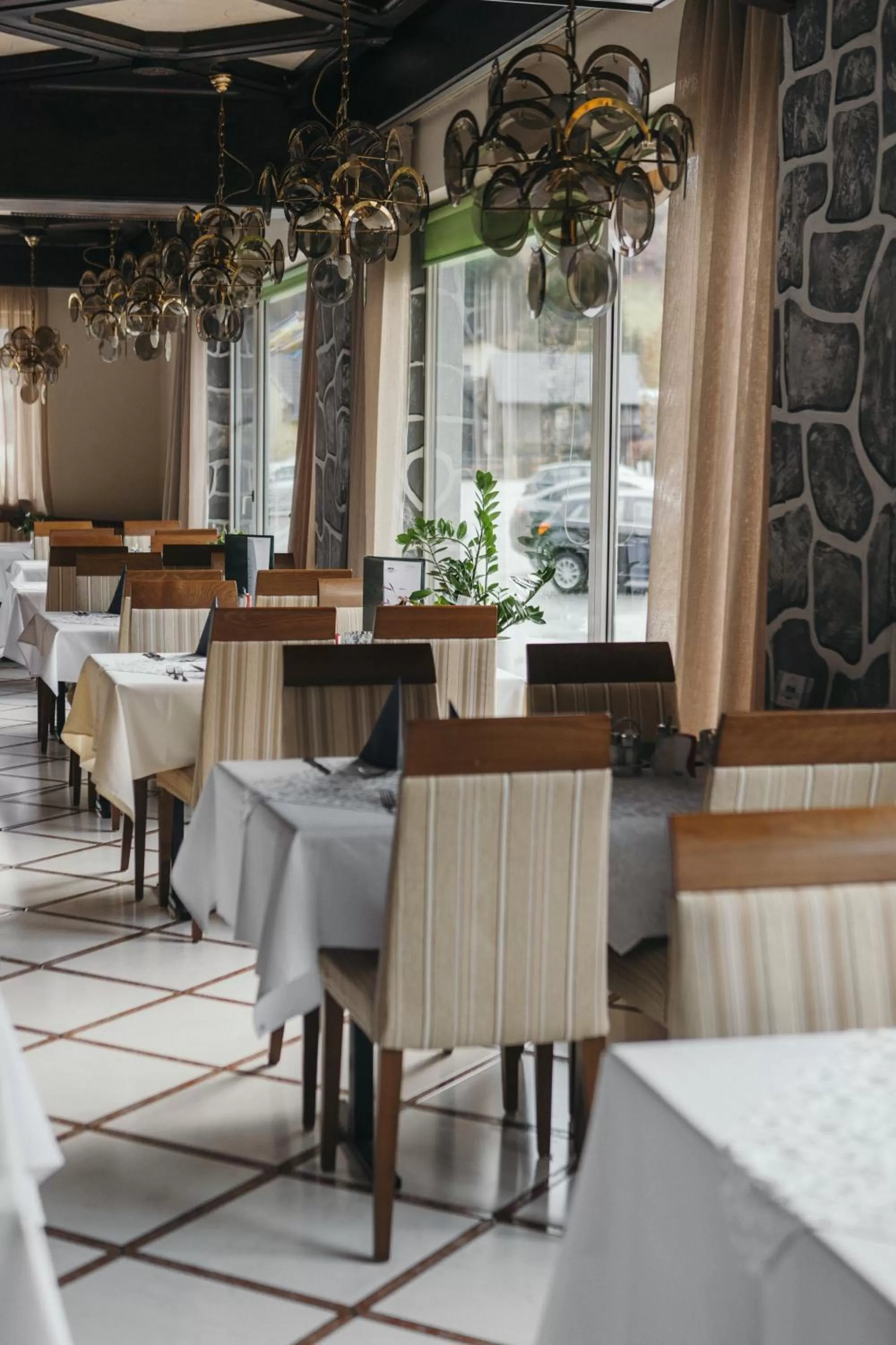 Restaurant/places to eat in Hotel Paradiesquelle