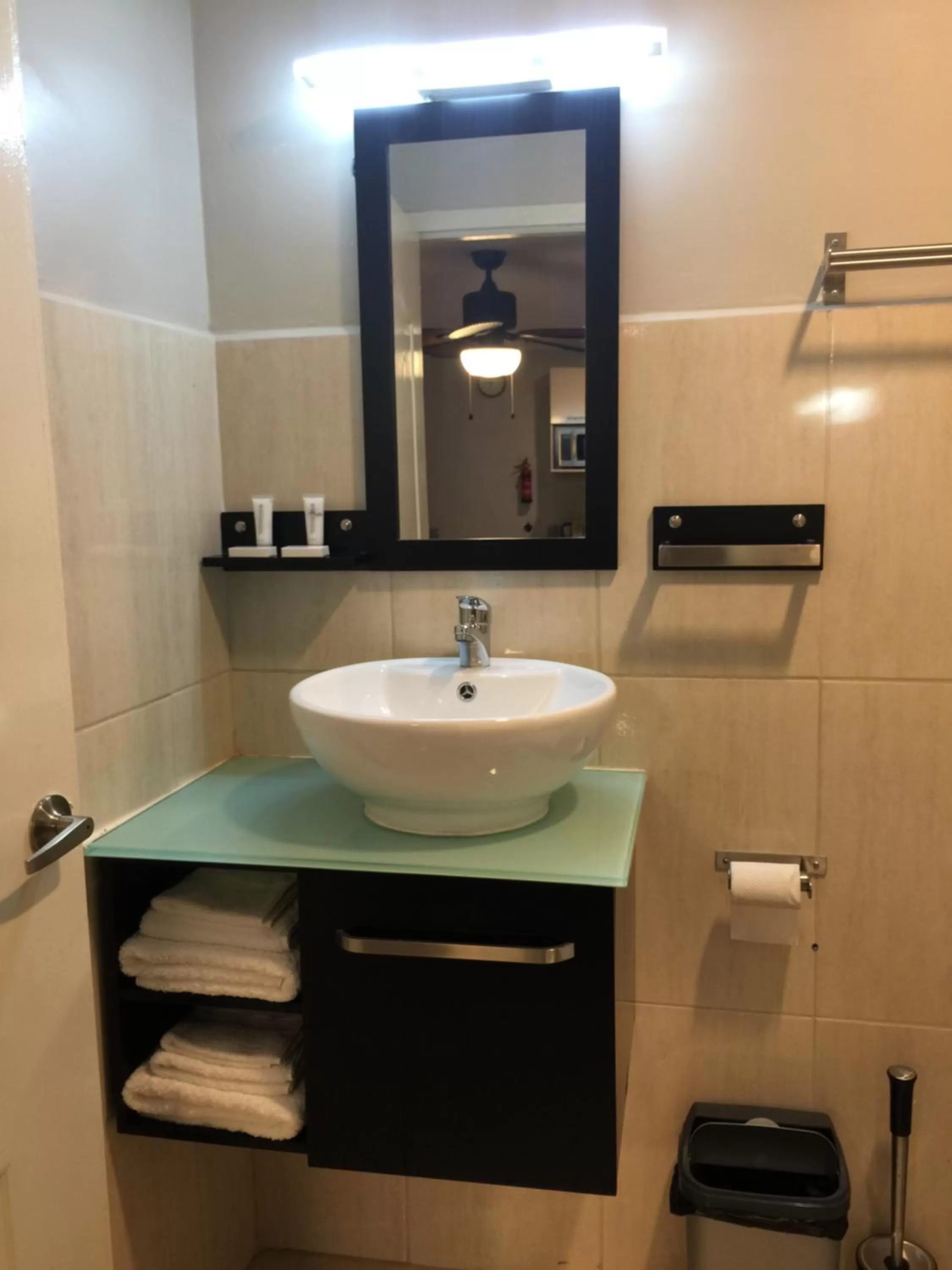 Bathroom in The Pier Beach Inn & Suites