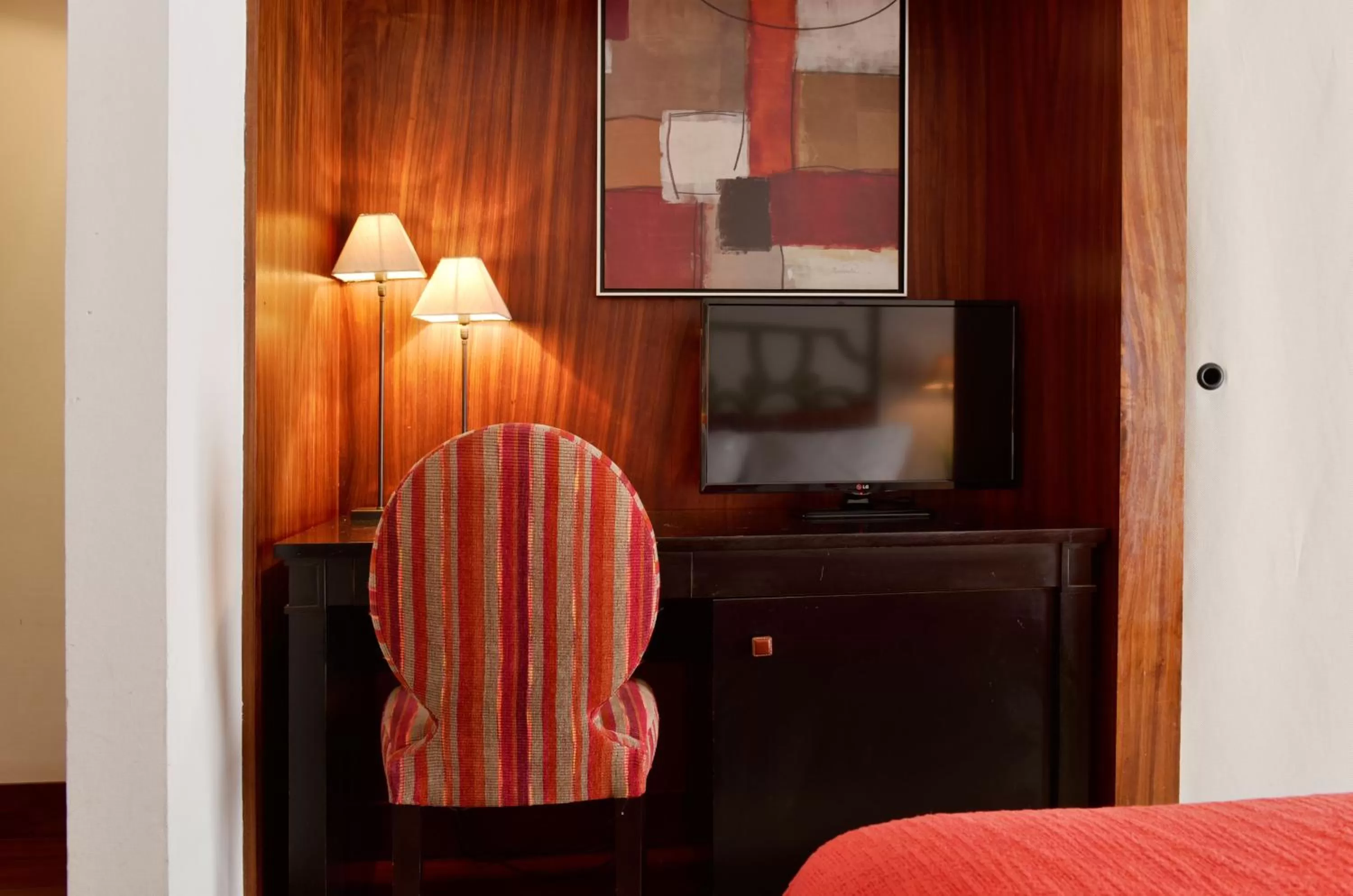 Photo of the whole room, Bed in Pousada Convento de Tavira