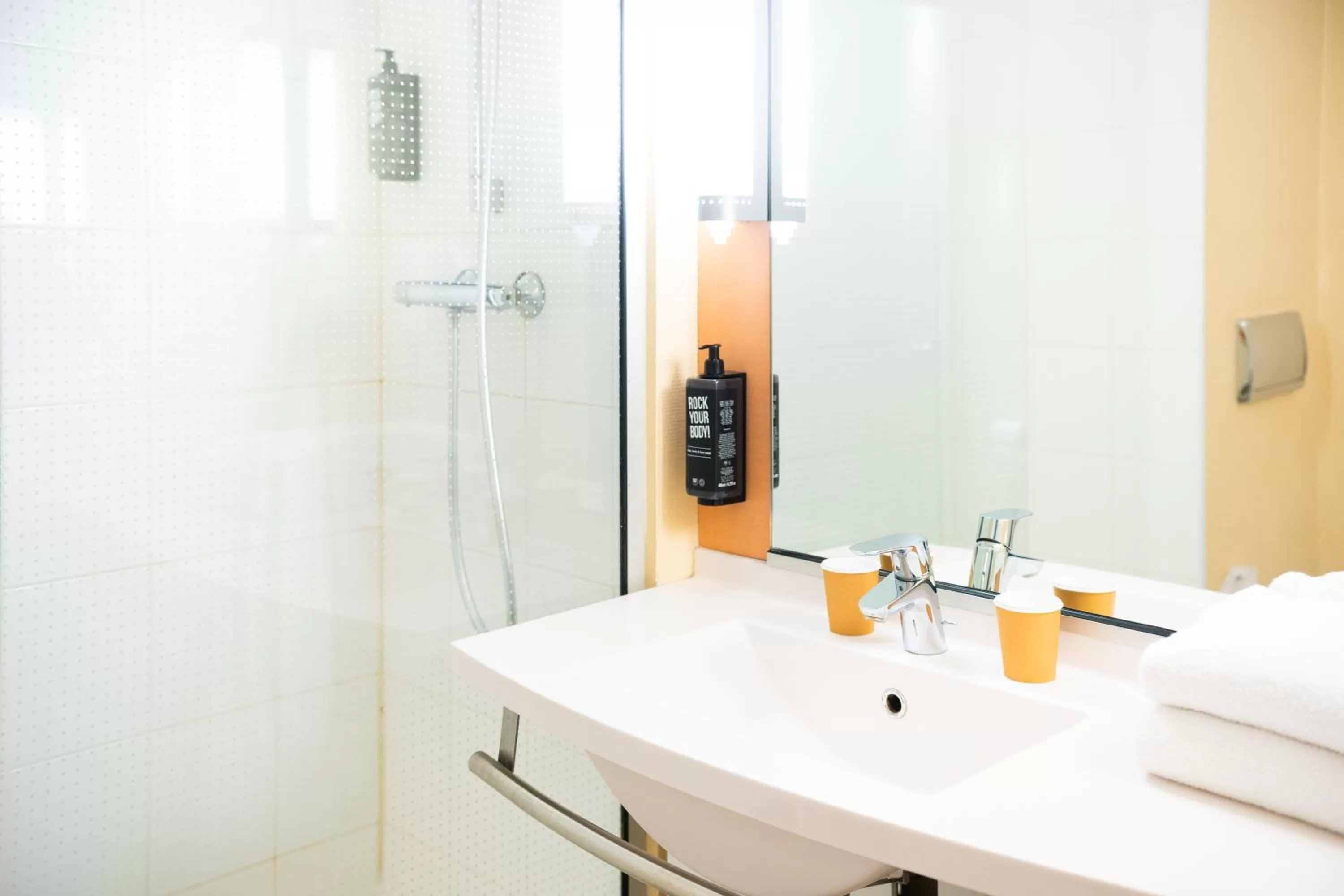 Bathroom in ibis Chateauroux