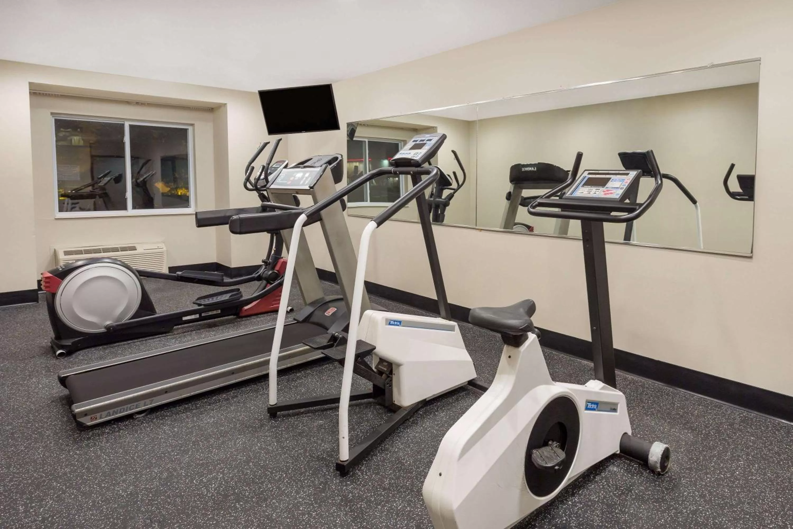 Fitness centre/facilities in Microtel Inn & Suites by Wyndham