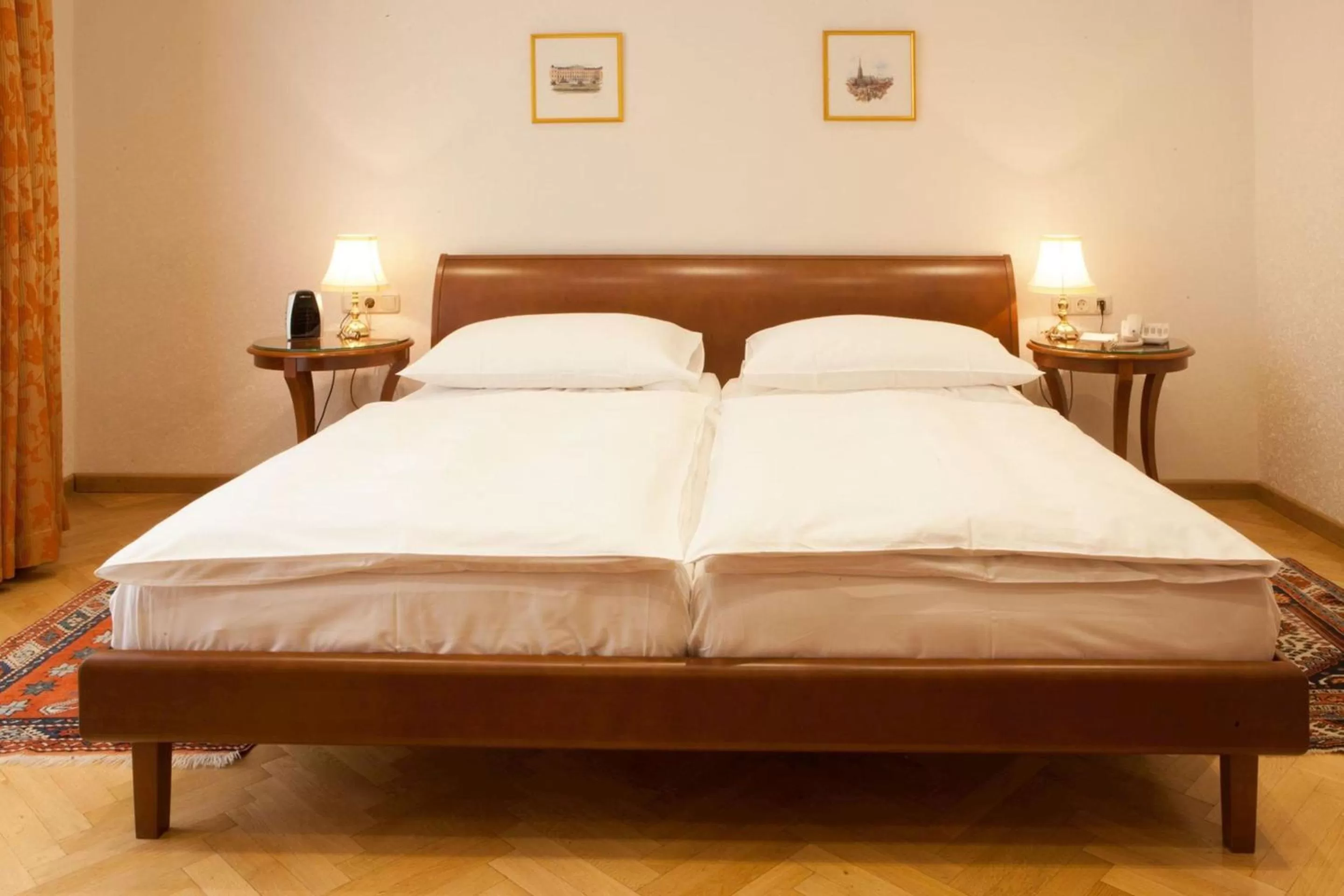 Photo of the whole room, Bed in Hotel Kaiserin Elisabeth