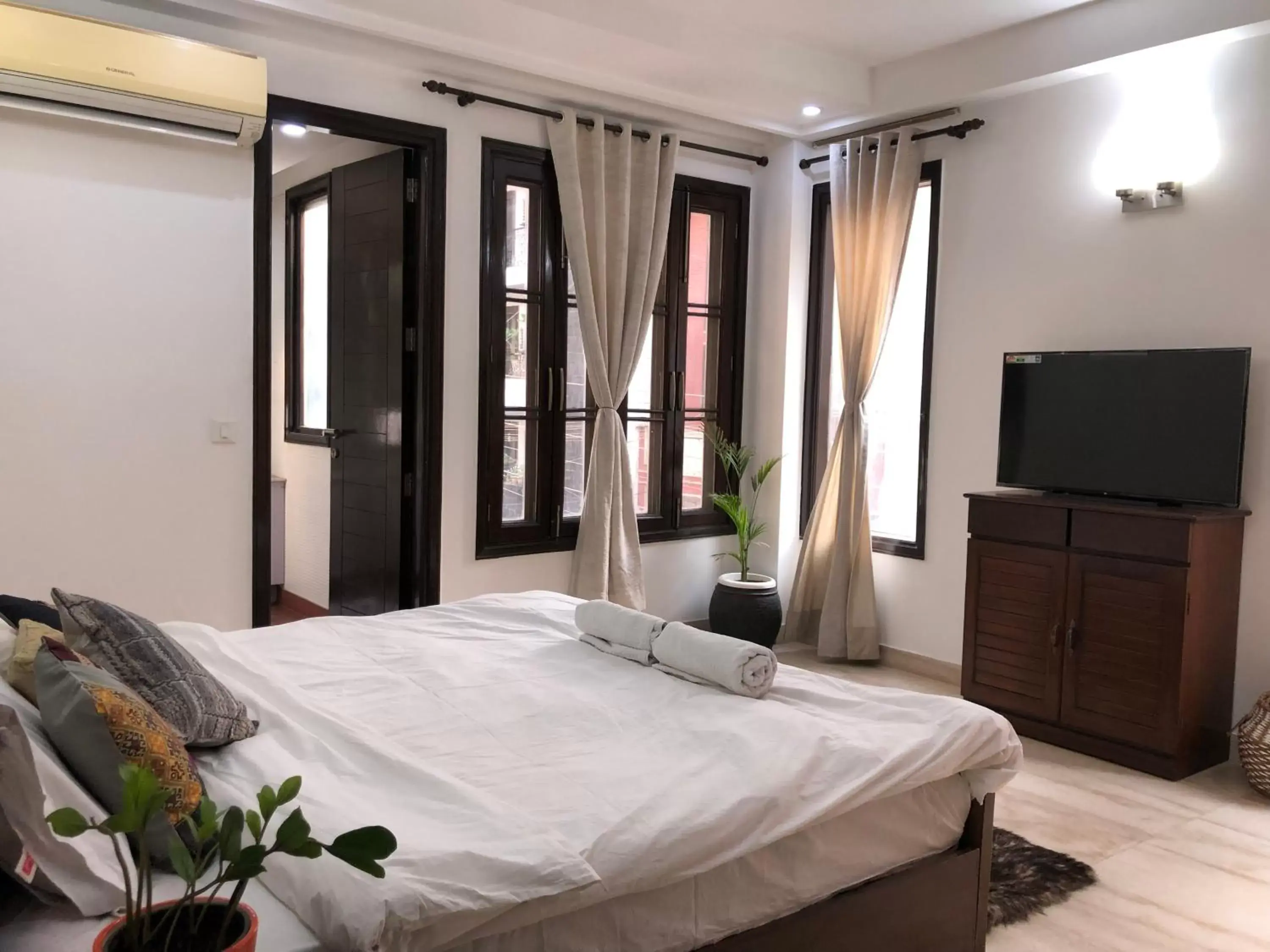 Deluxe Double Room - single occupancy in Avatar Living @Safdarjung Enclave Deluxe Double Room - single occupancy in Avatar Living @Safdarjung Enclave