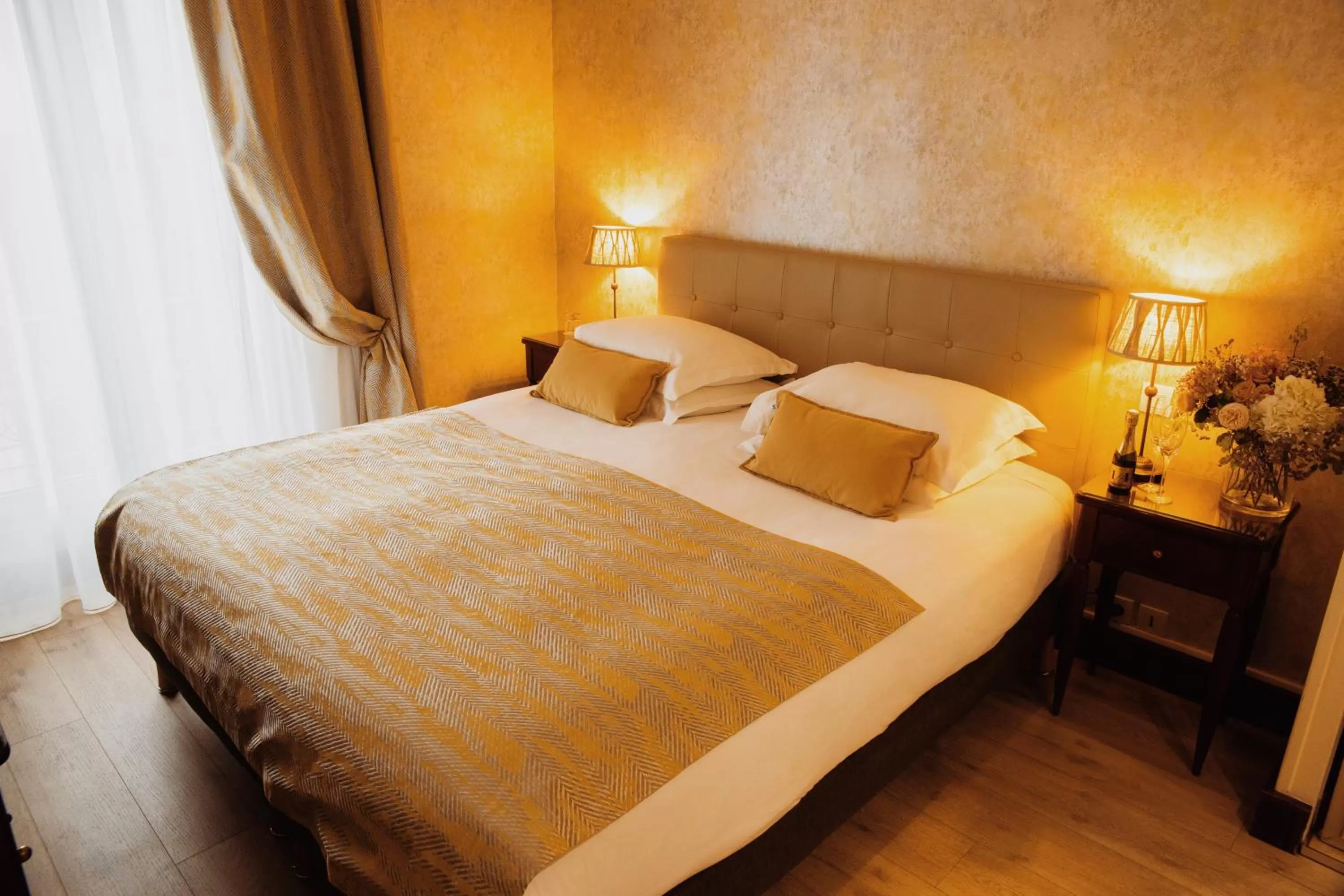 Photo of the whole room, Bed in Waldorf Montparnasse