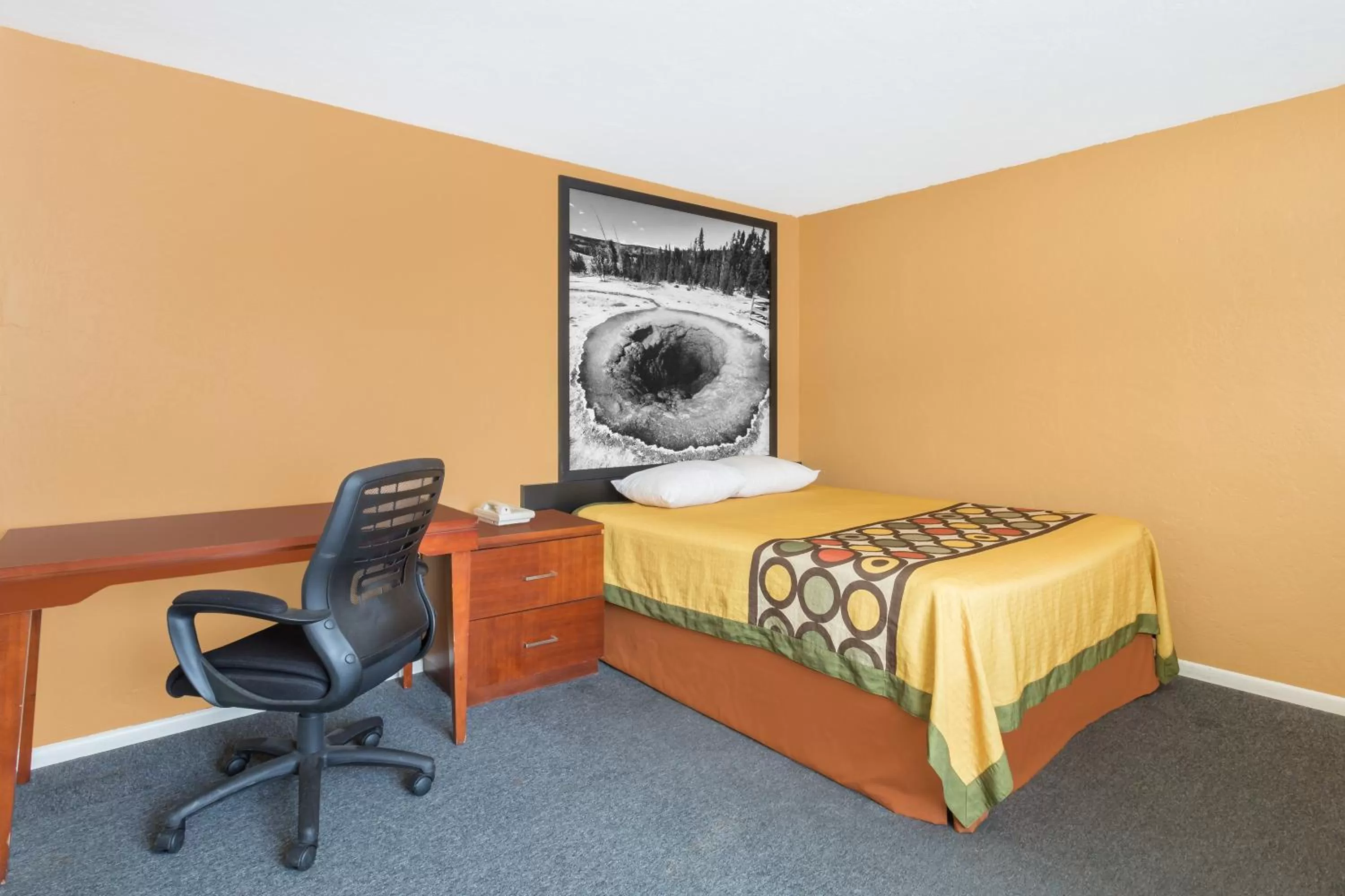 Bedroom, Bed in Super 8 by Wyndham Diamondville Kemmerer