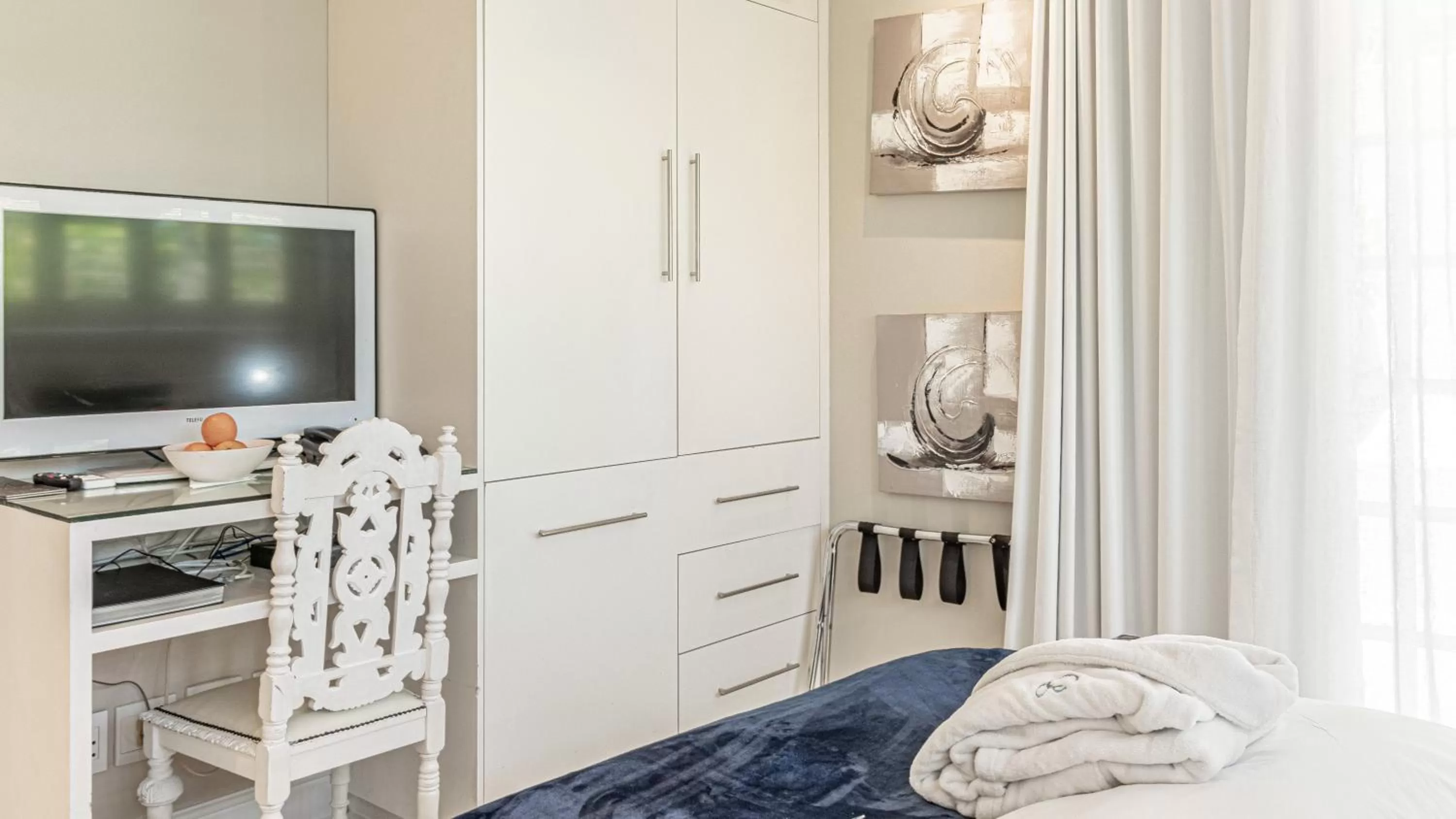 Communal lounge/ TV room, Bed in The Glen Boutique Hotel & Spa