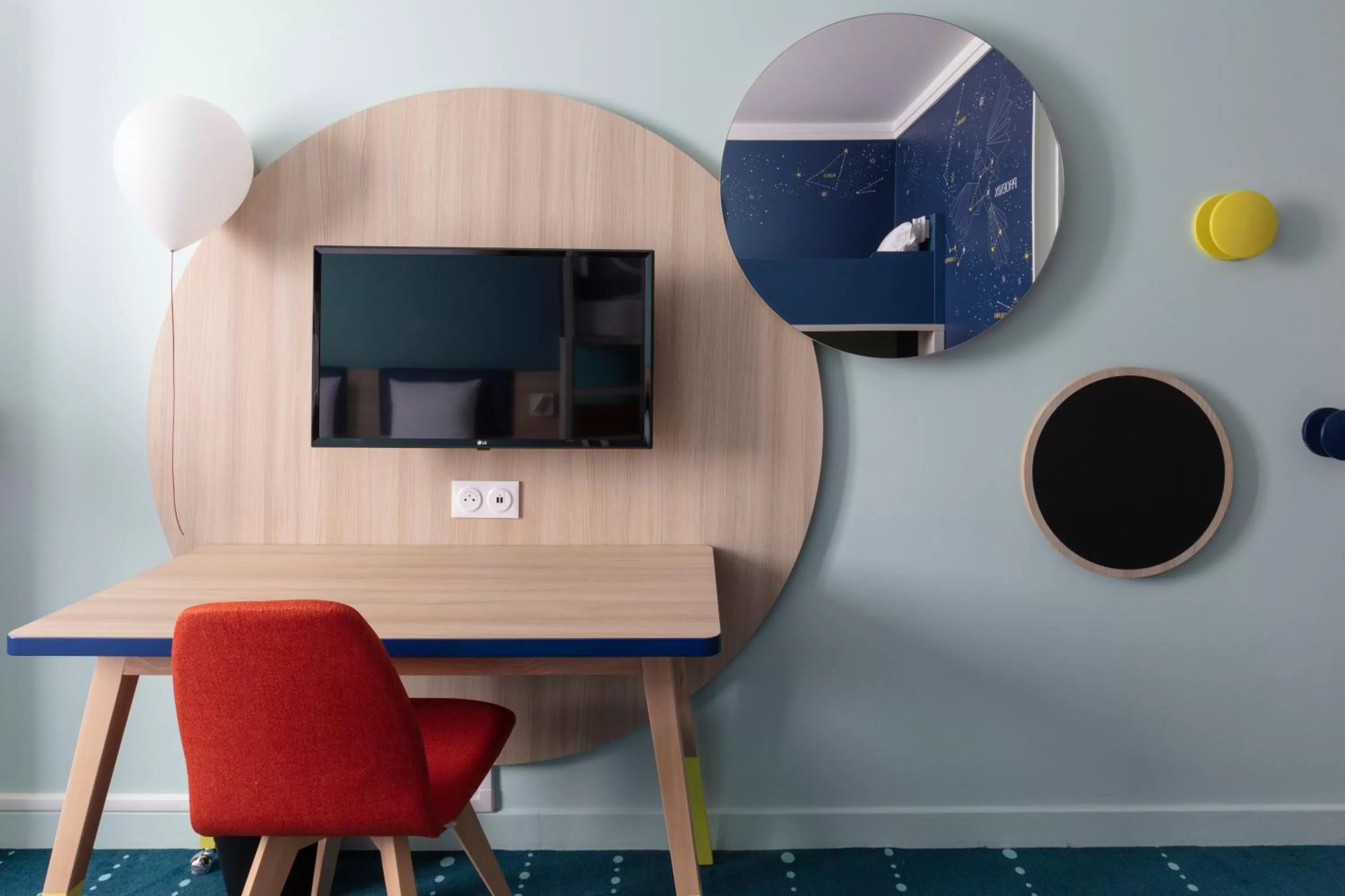 Twin Family Room with Swimming Pool Access in Grand Magic Hotel Marne La Vallée