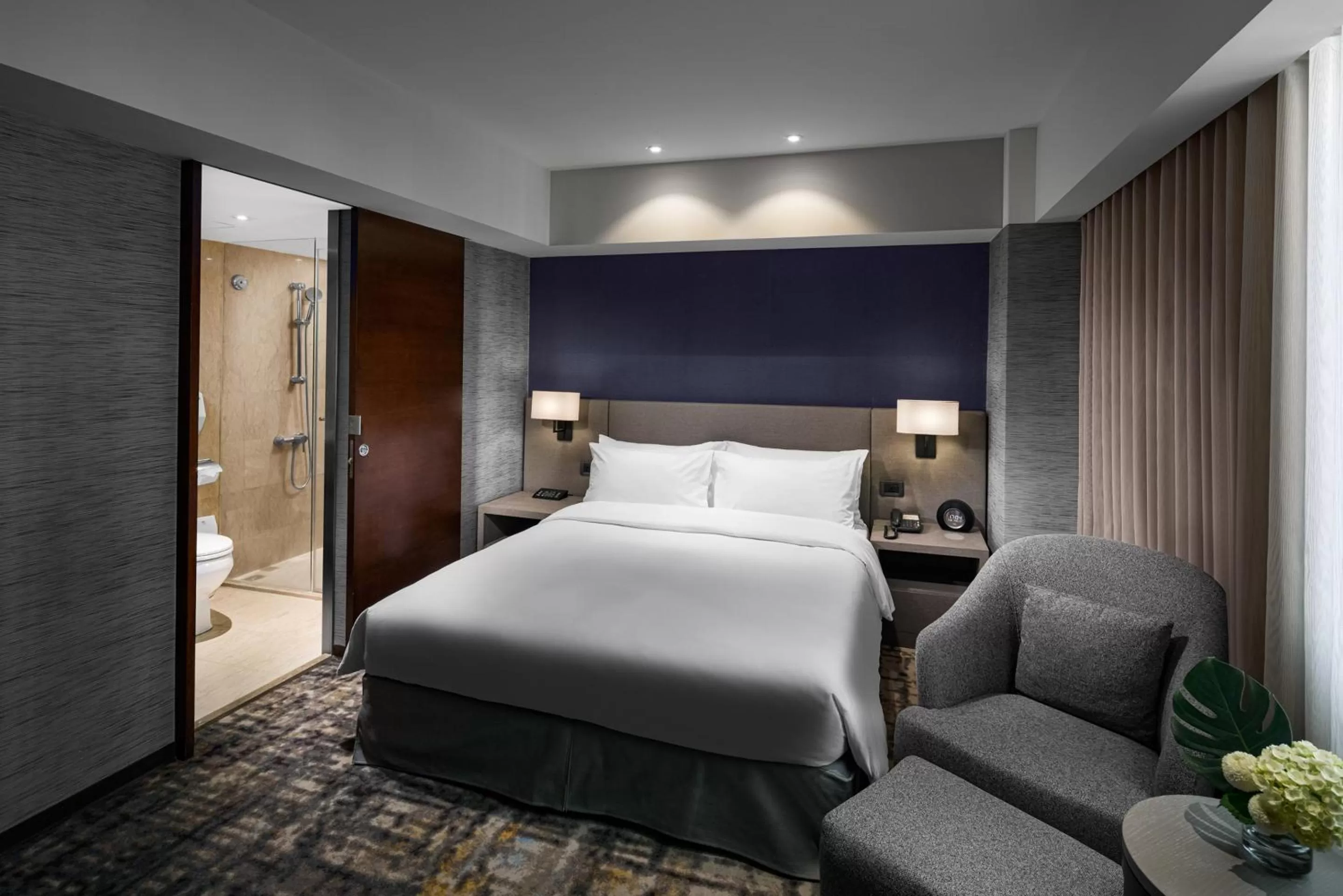 Photo of the whole room, Bed in Taipei Fullerton Hotel - South