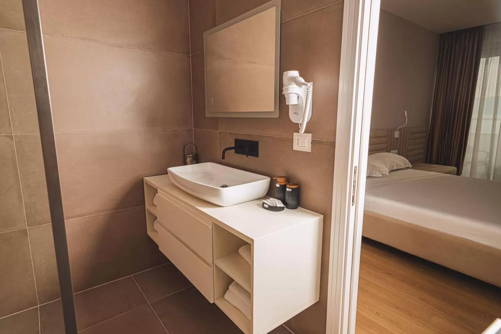 Bathroom, Bed in Grand Mirage